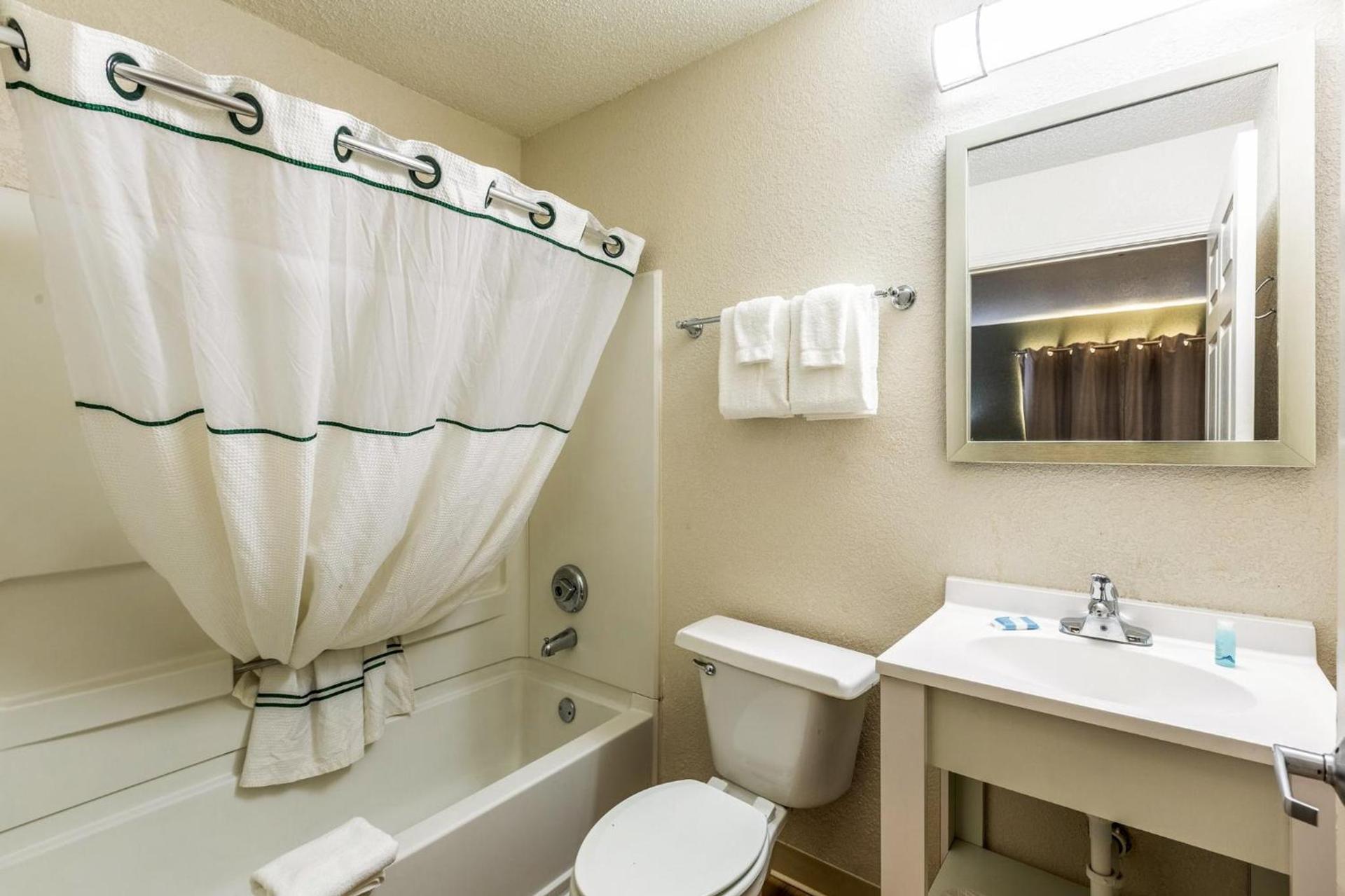 HomeTowne Studios by Red Roof Gainesville, GA photo 34