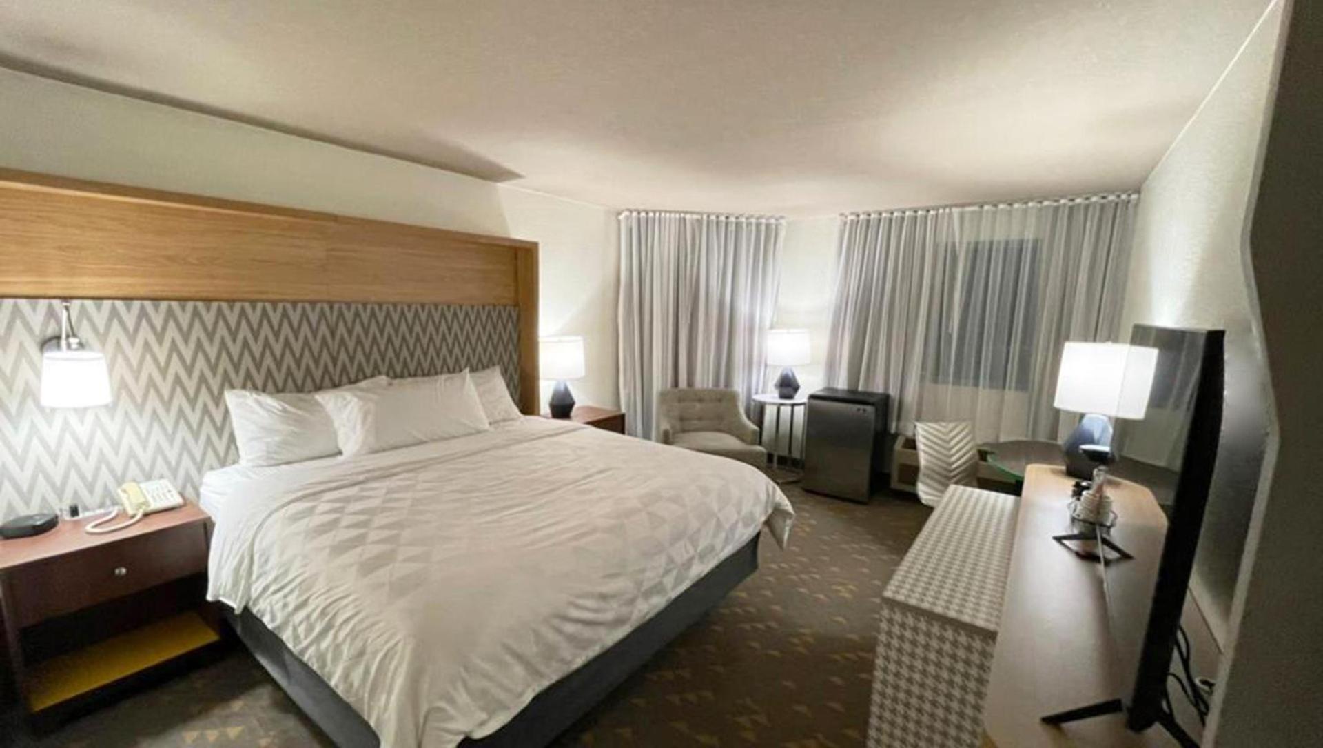 Wyndham Flint MI Grand Blanc Bishop Airport Conference Ct photo 10