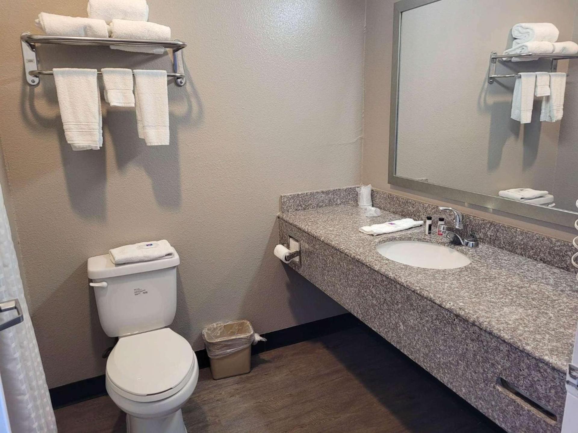 Days Inn & Suites by Wyndham Gonzales TX photo 11