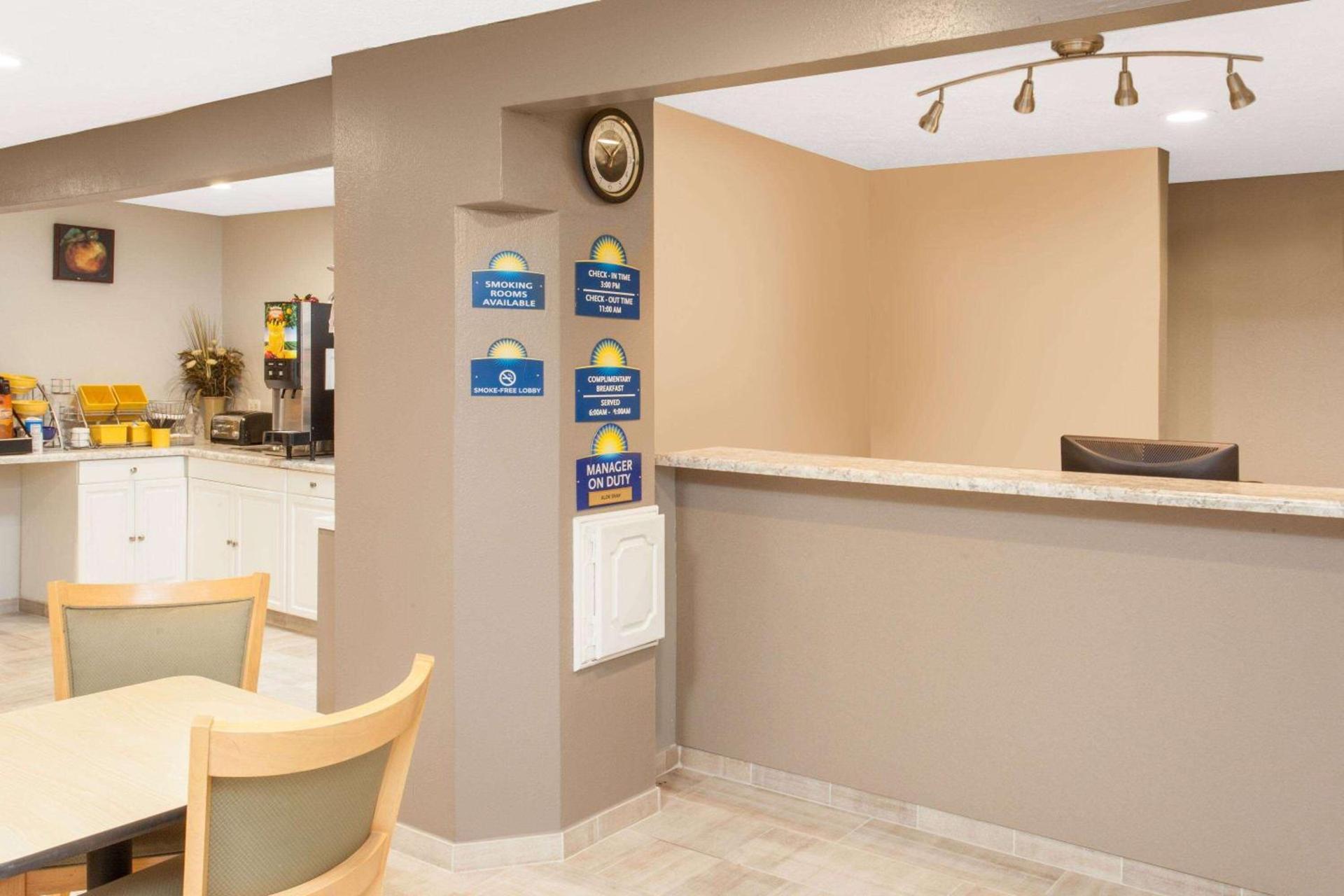 Days Inn by Wyndham Farmer City photo 2