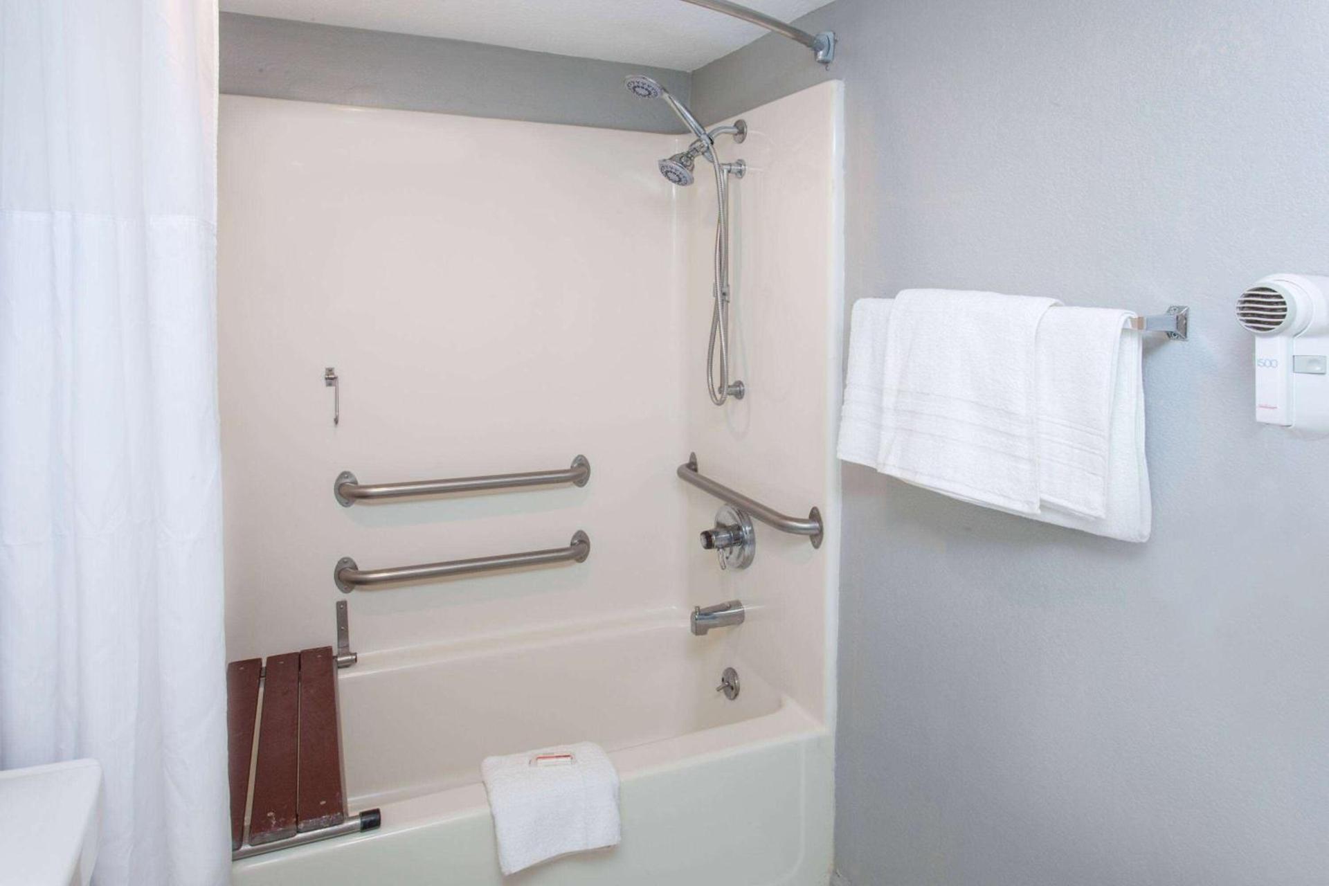 Days Inn by Wyndham Farmer City photo 3