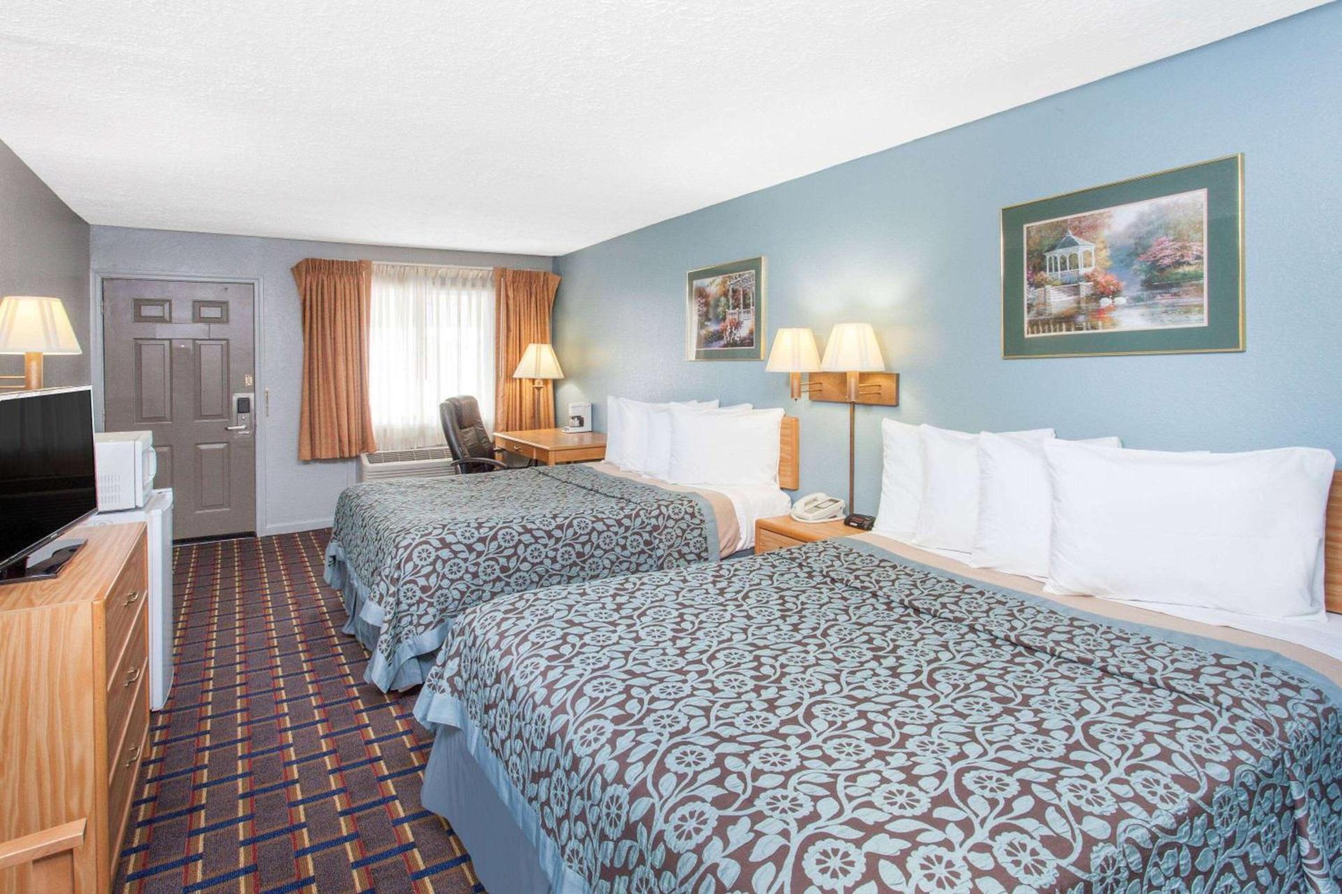 Days Inn by Wyndham Farmer City photo 5