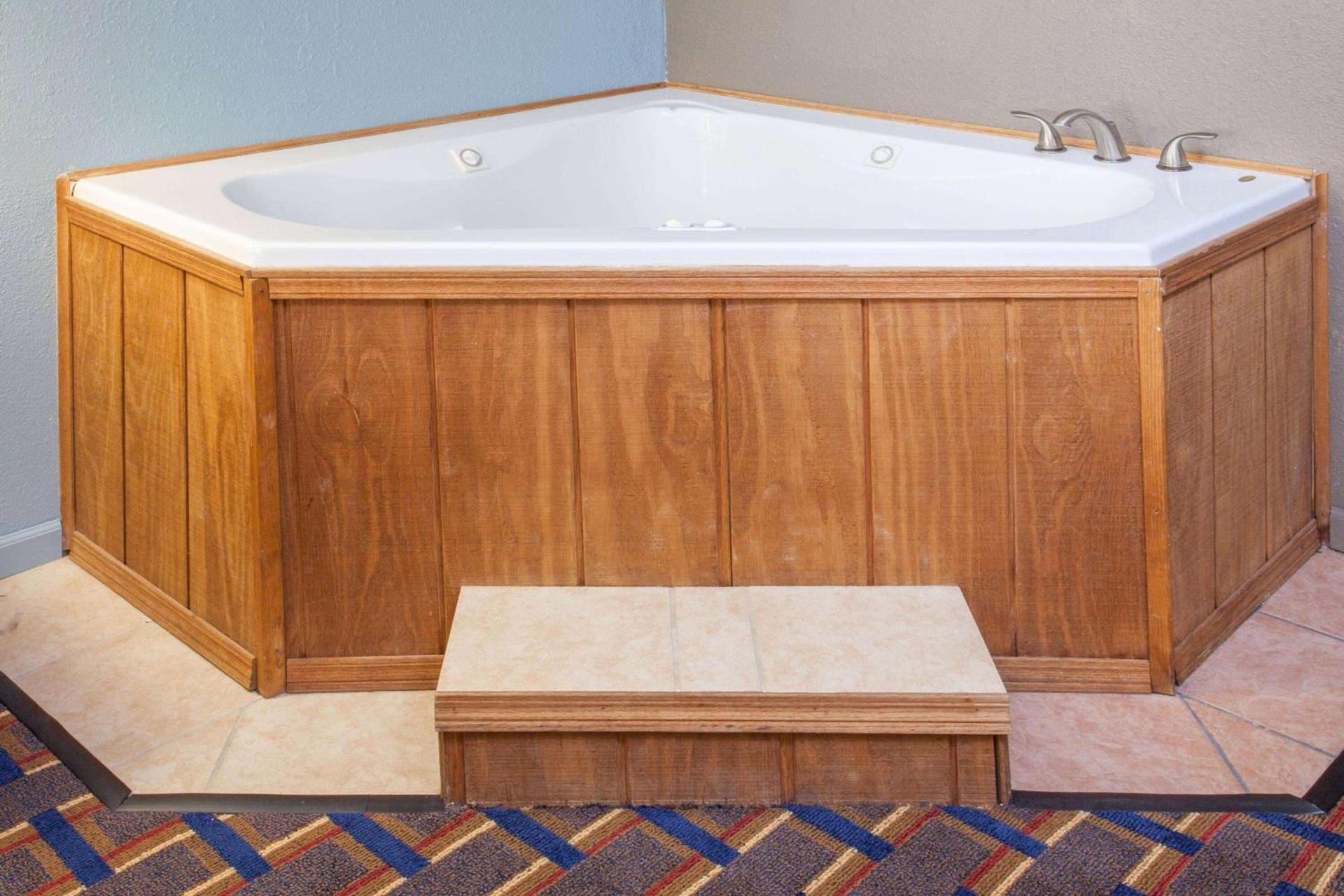 Days Inn by Wyndham Farmer City photo 6