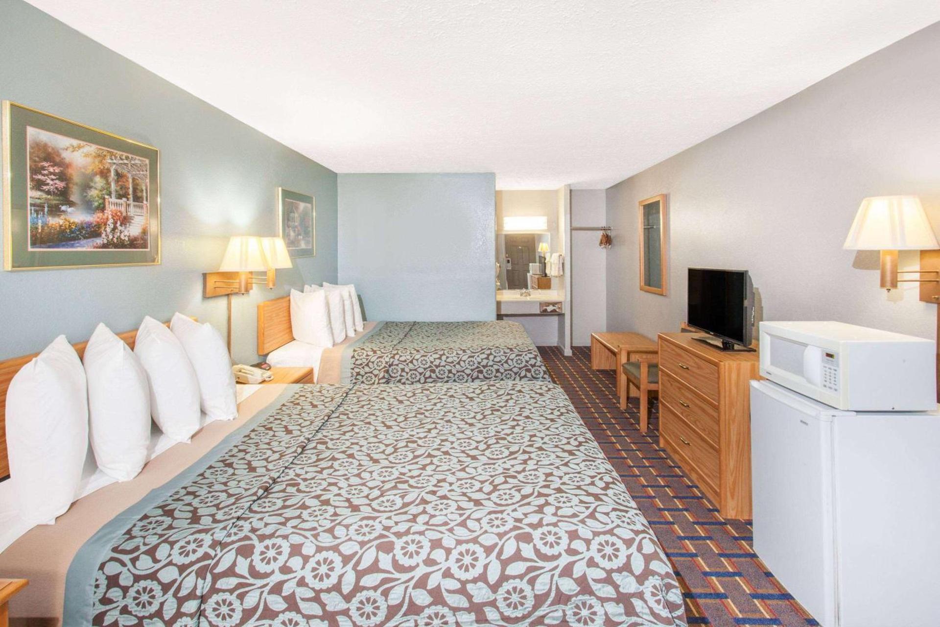 Days Inn by Wyndham Farmer City photo 7