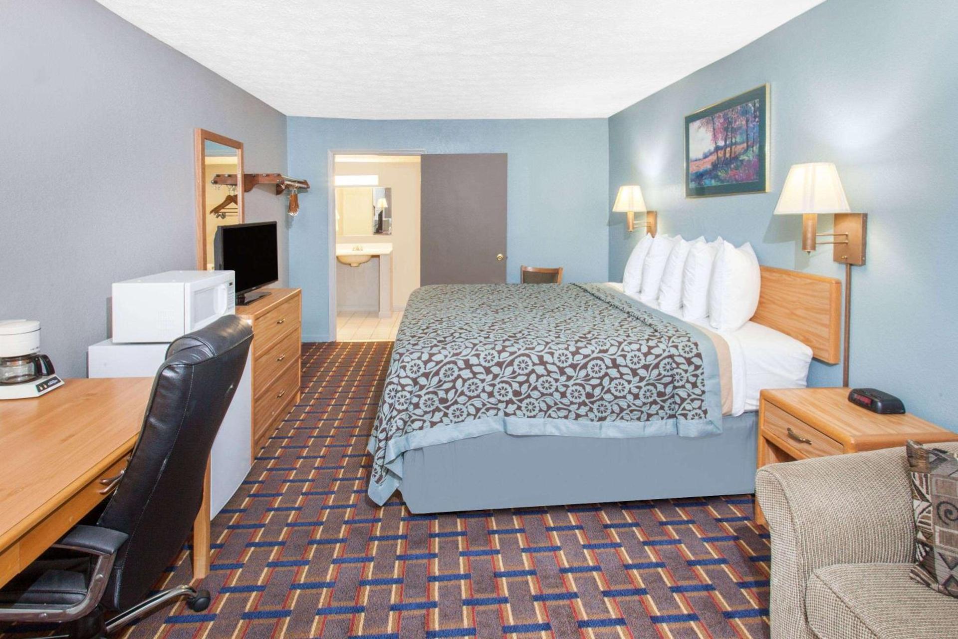 Days Inn by Wyndham Farmer City photo 10
