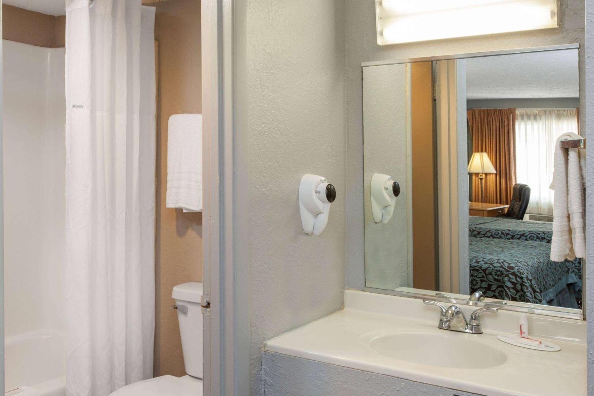Days Inn by Wyndham Farmer City photo 11