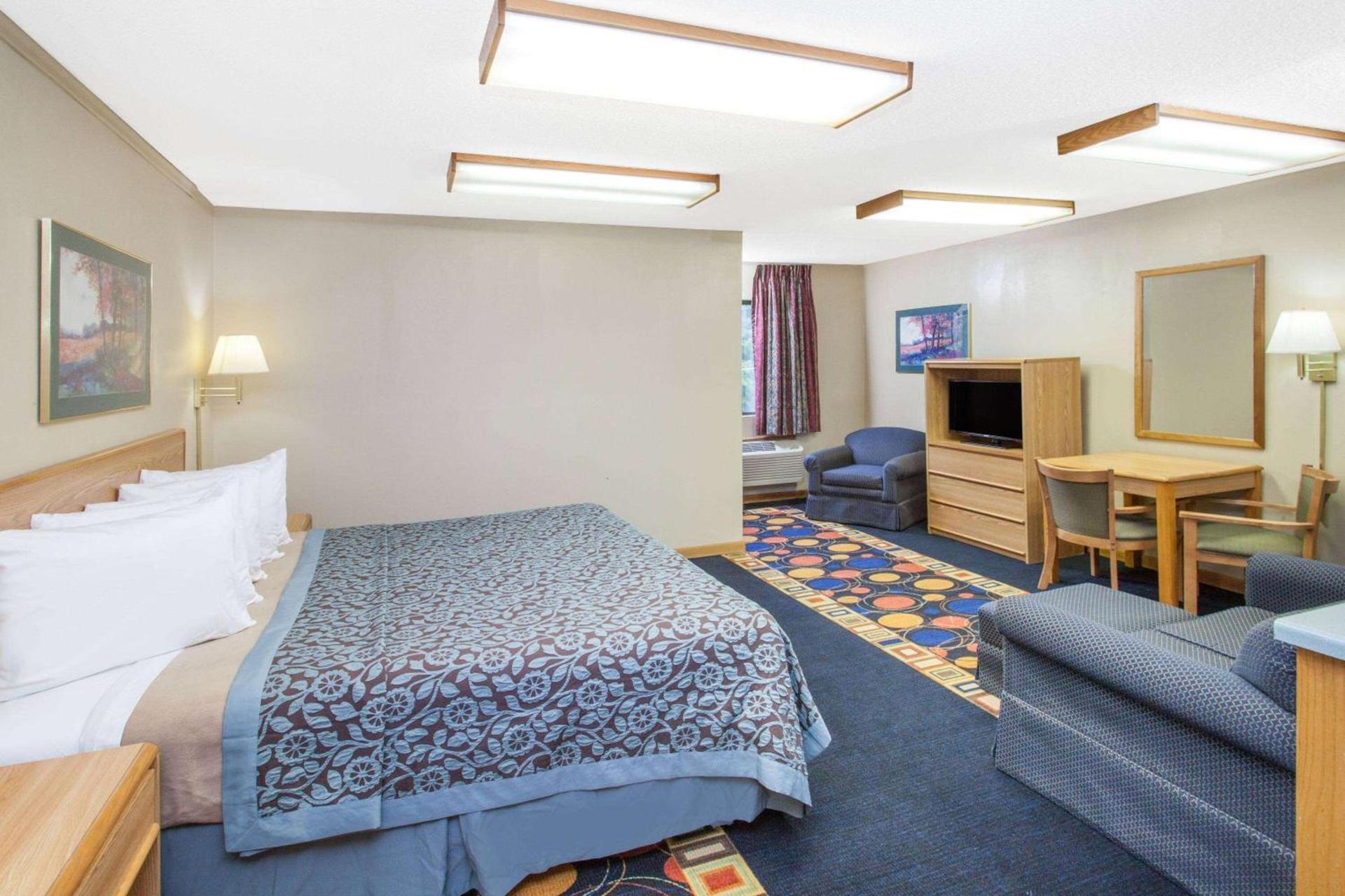 Days Inn by Wyndham Farmer City photo 14