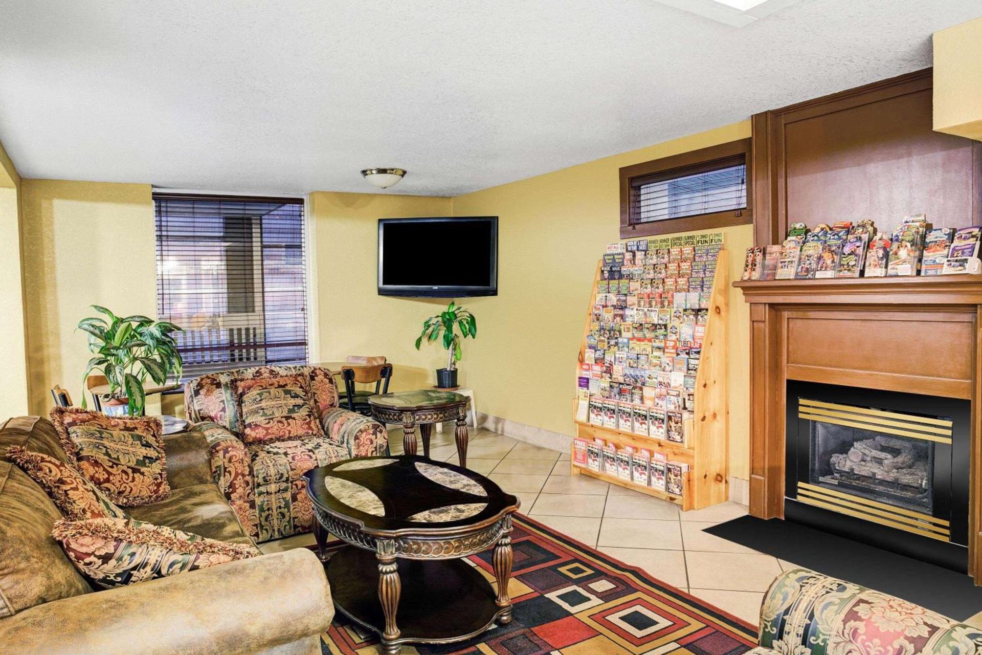 Days Inn & Suites by Wyndham Downtown Gatlinburg Parkway photo 3