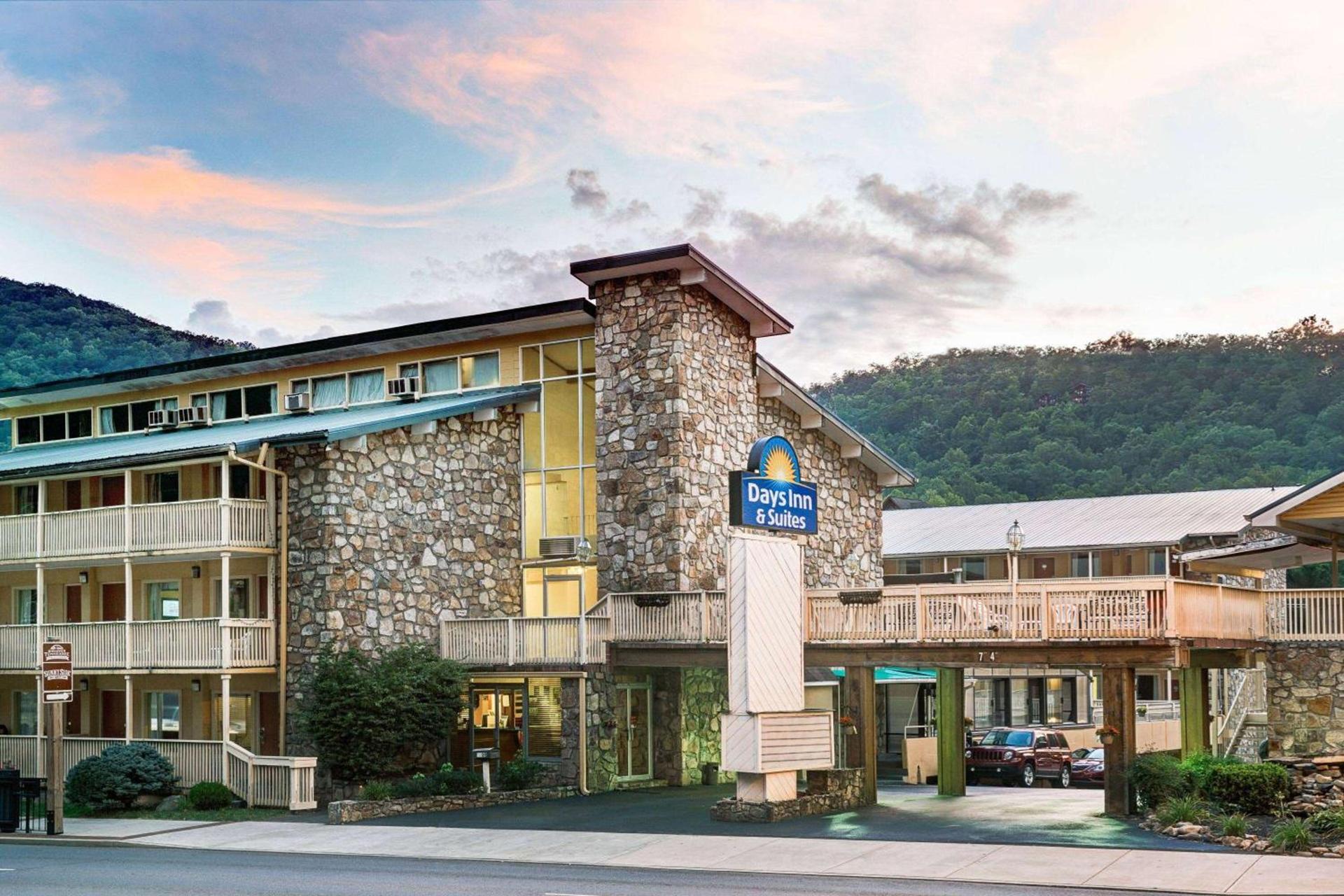 Days Inn & Suites by Wyndham Downtown Gatlinburg Parkway — hotel in Gatlinburg