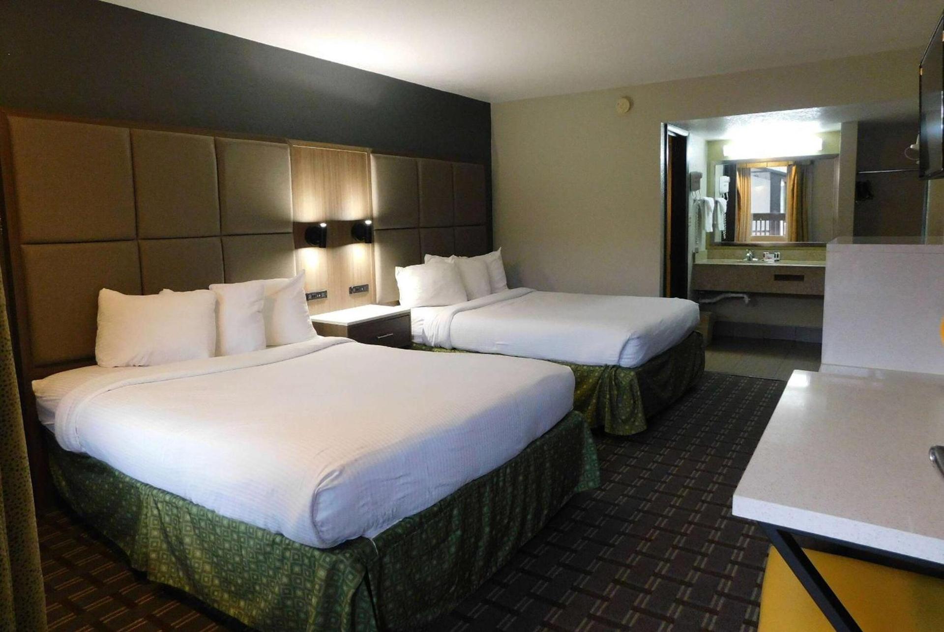 Days Inn & Suites by Wyndham Downtown Gatlinburg Parkway photo 9
