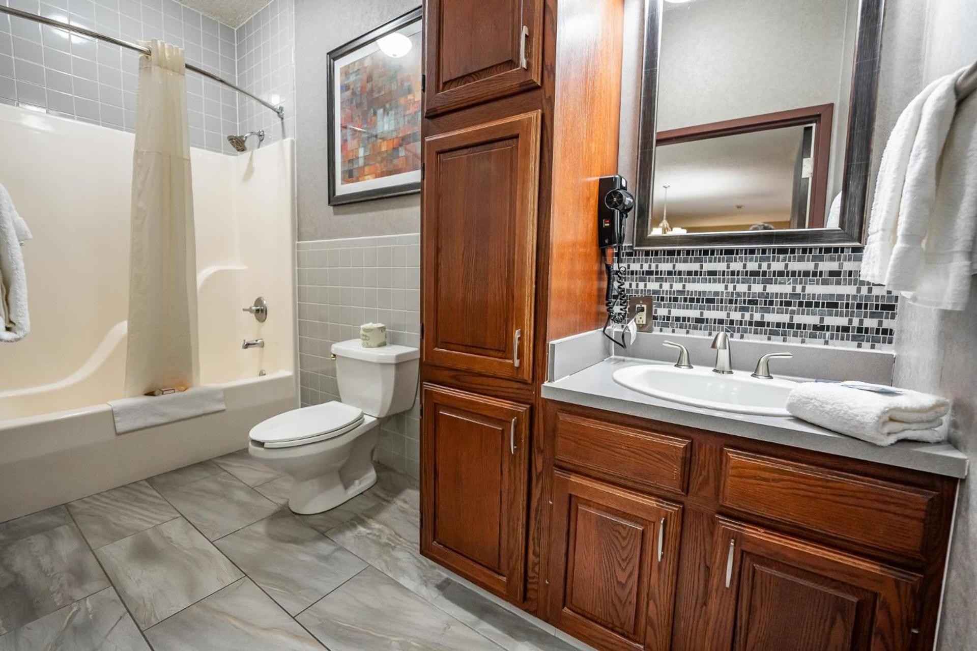 Christopher Inn and Suites photo 31
