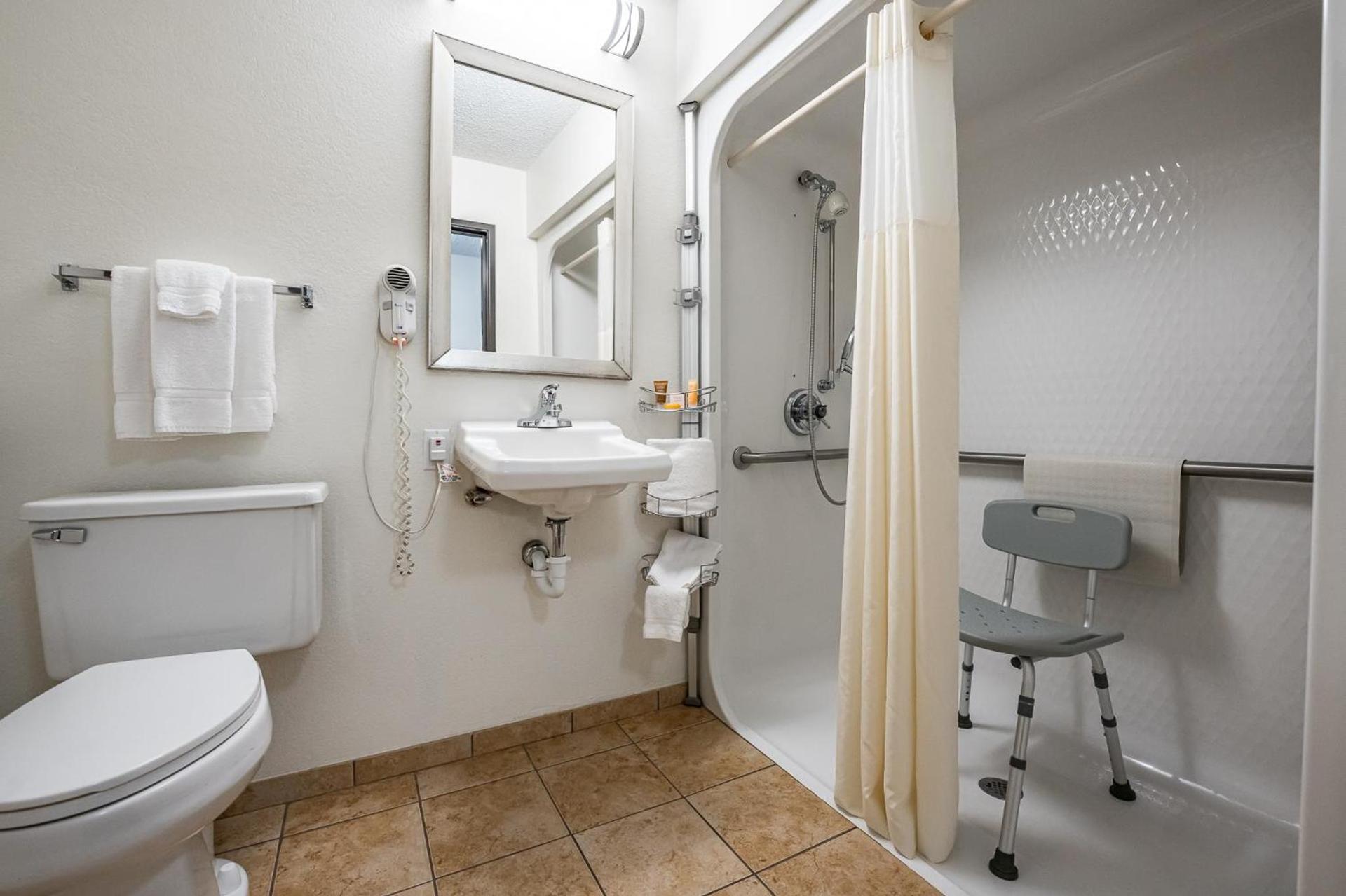 Christopher Inn and Suites photo 11