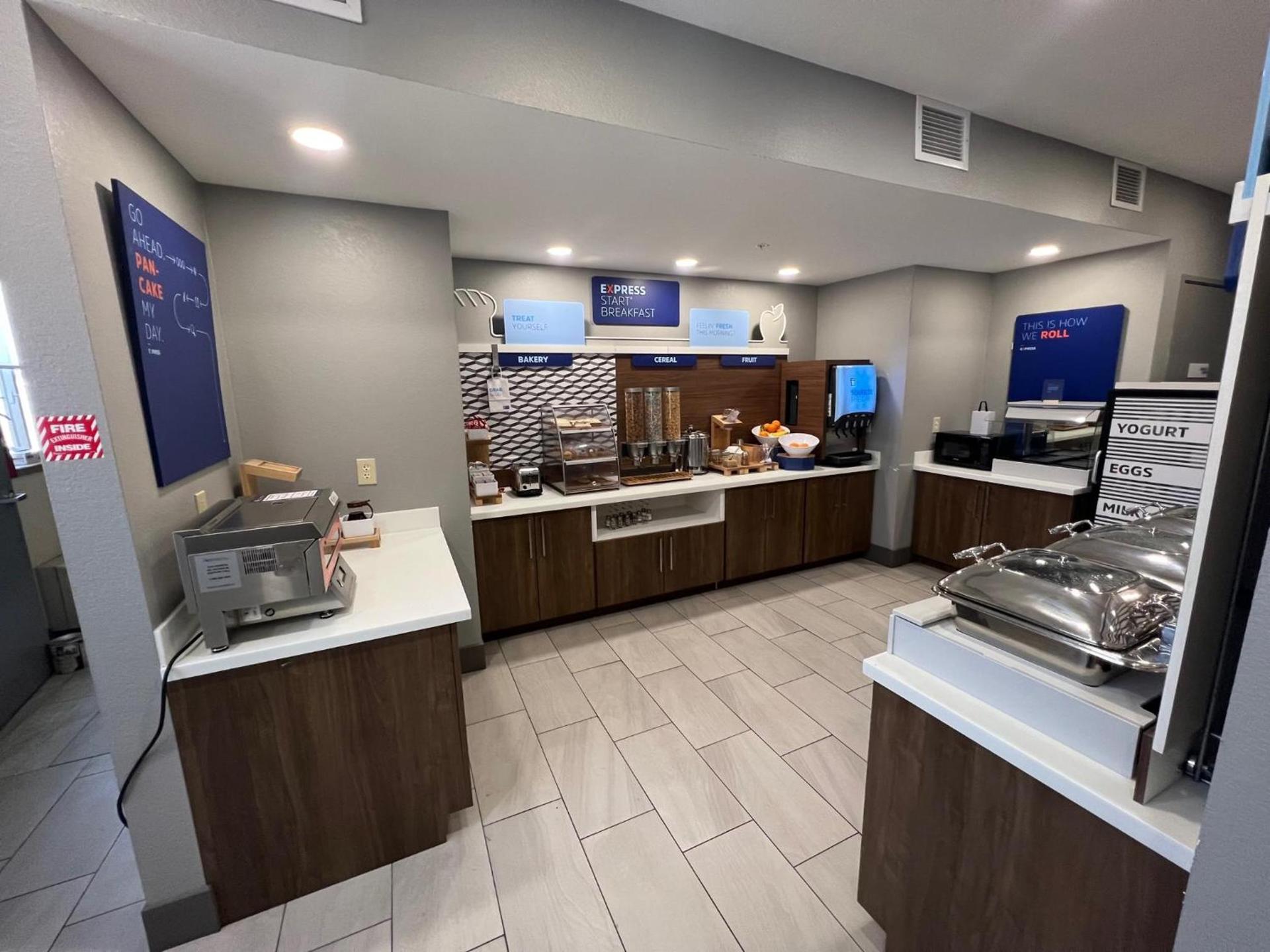 Holiday Inn Express - Wichita North - Park City by IHG photo 3