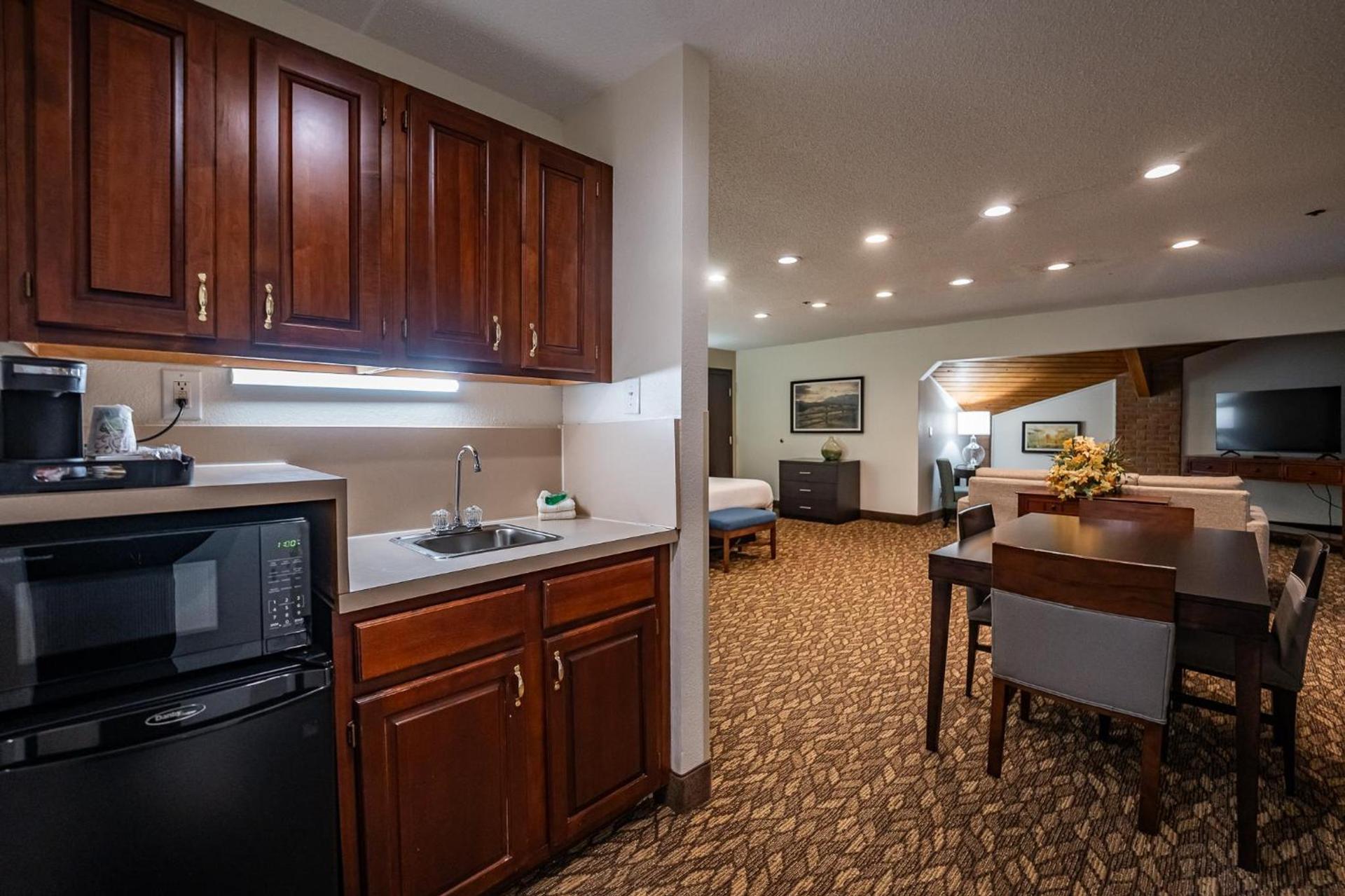 Christopher Inn and Suites photo 15