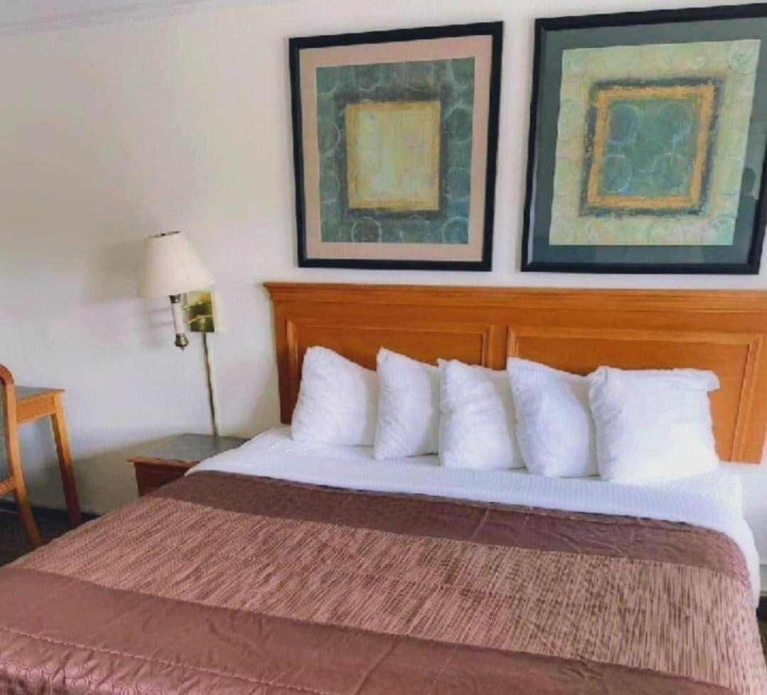 Rodeway Inn photo 33