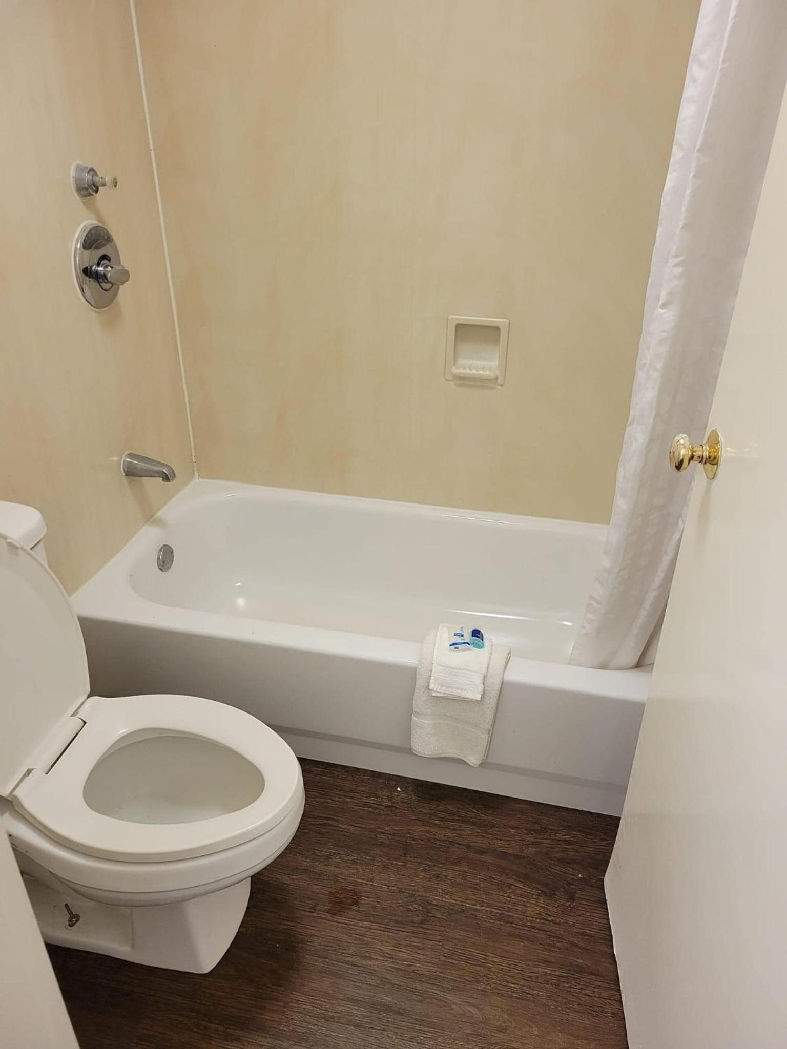 Rodeway Inn photo 37