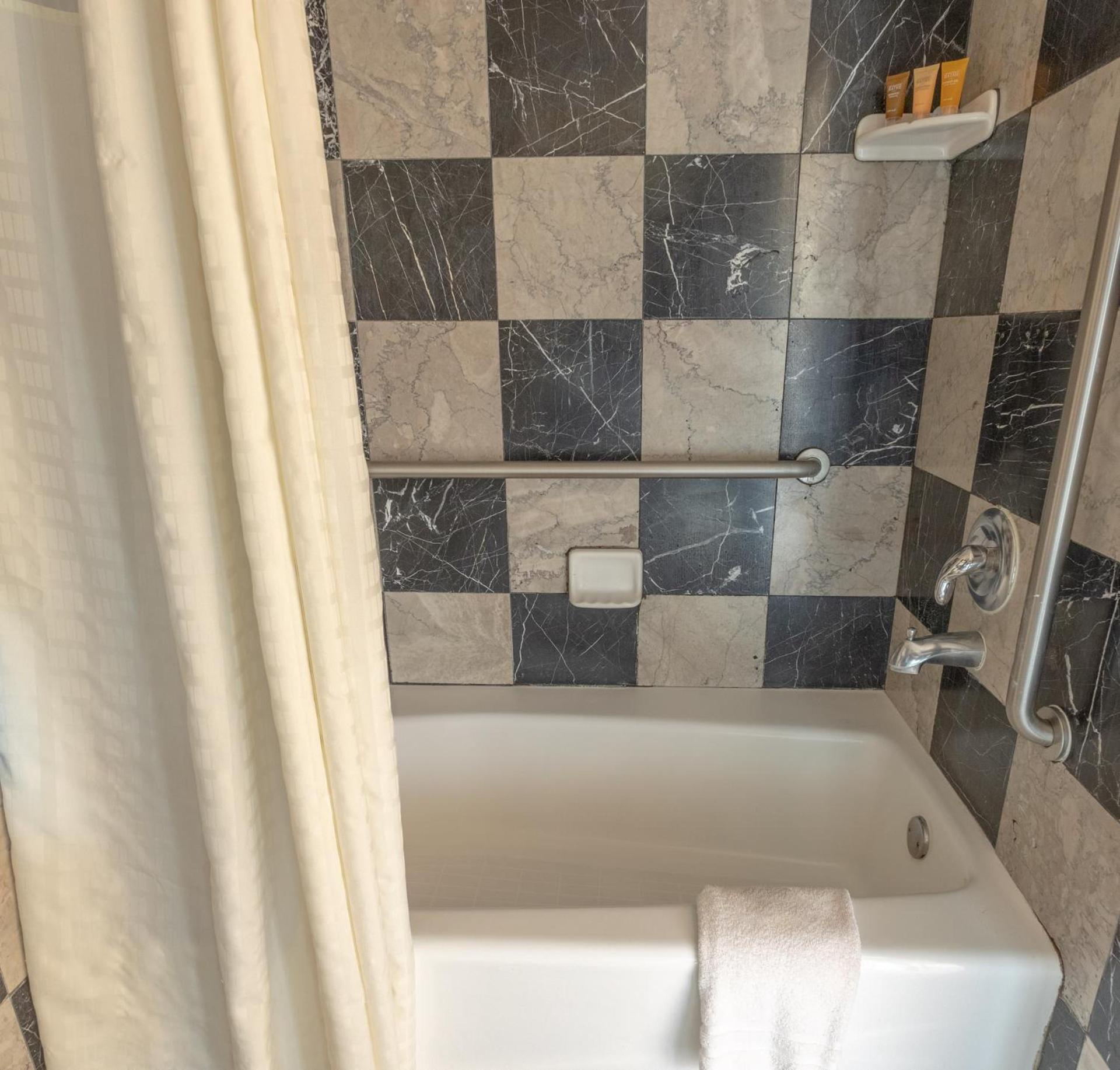 Ocean Inn & Suites photo 32