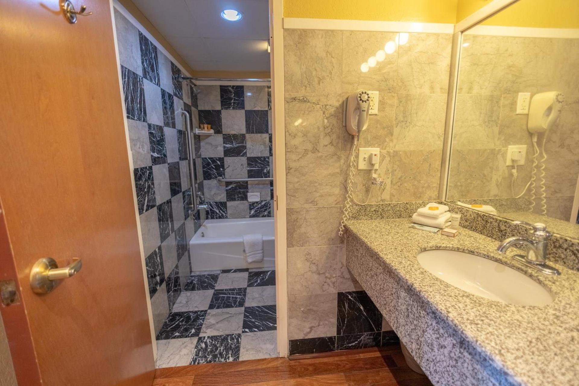 Ocean Inn & Suites photo 55