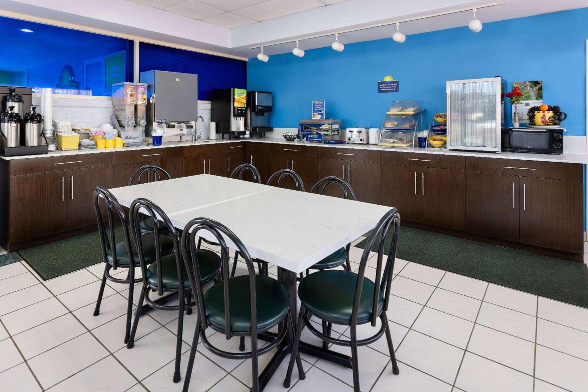 Days Inn by Wyndham Forsyth photo 26