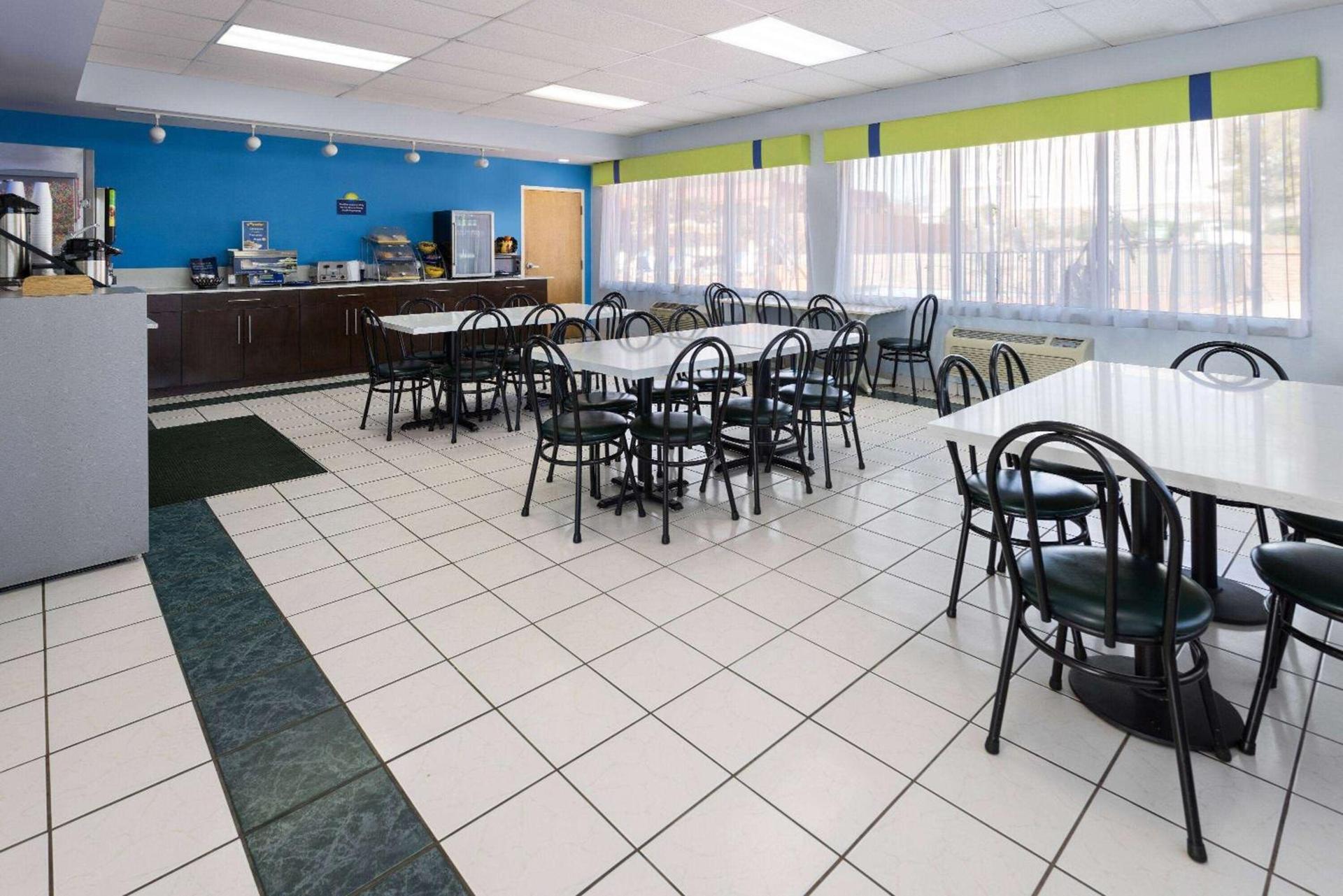 Days Inn by Wyndham Forsyth photo 24