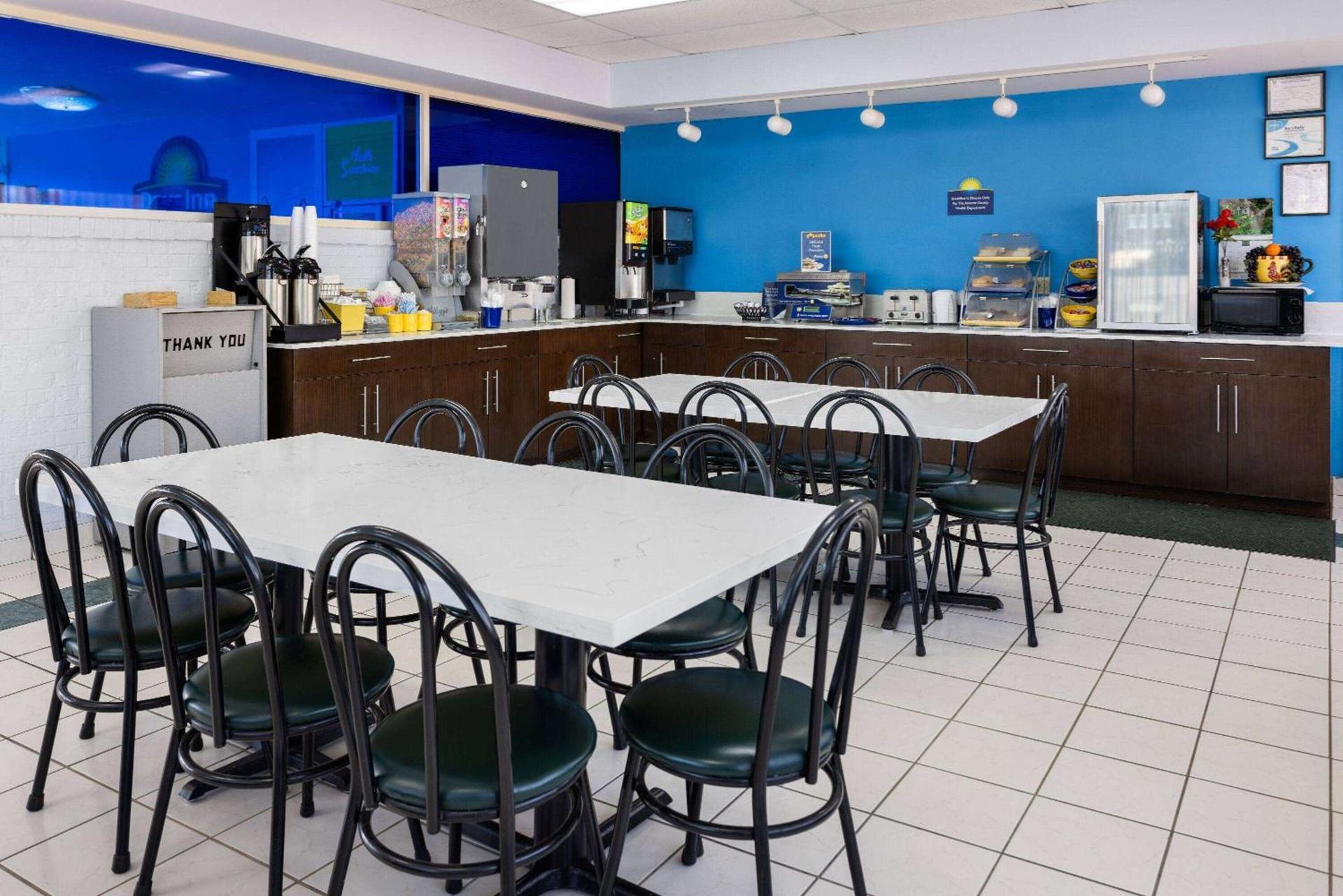 Days Inn by Wyndham Forsyth photo 25