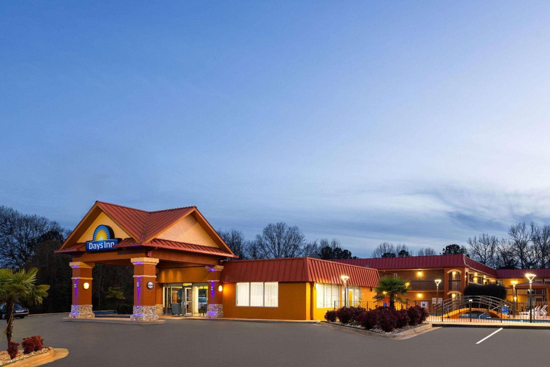 Days Inn by Wyndham Forsyth photo 2