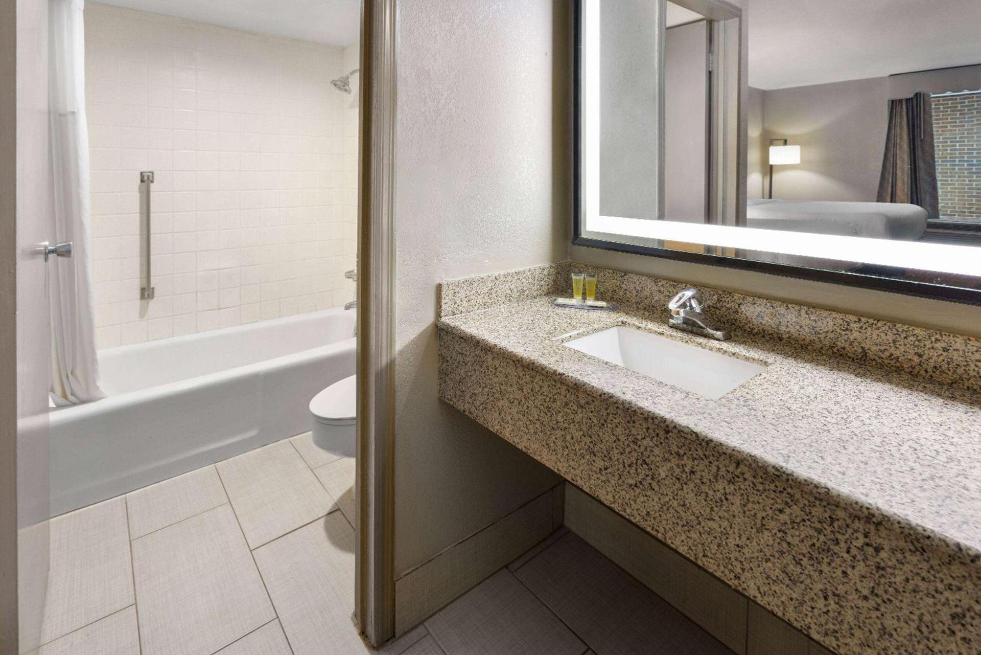 Days Inn by Wyndham Forsyth photo 20