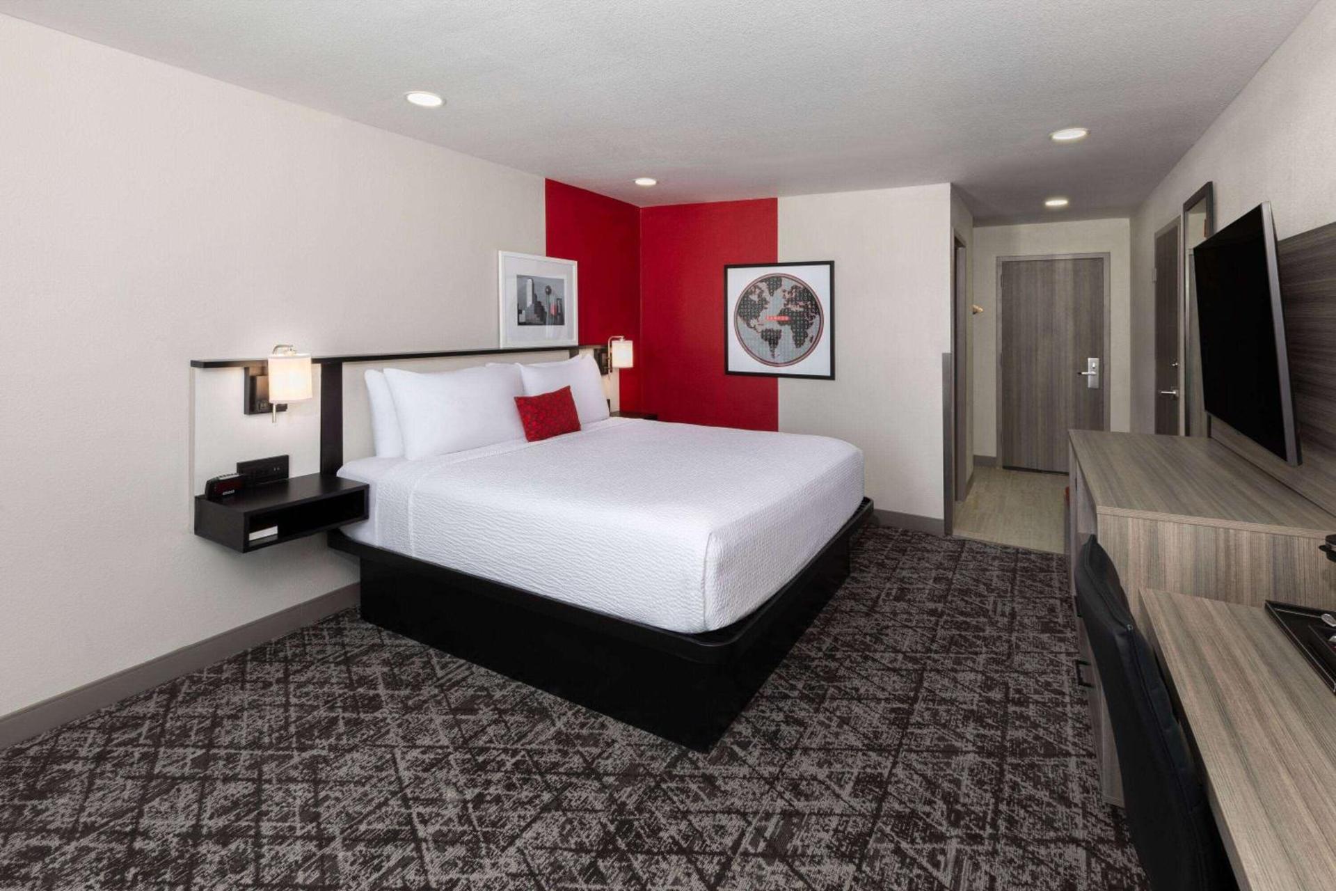 Ramada by Wyndham DFW Airport photo 9