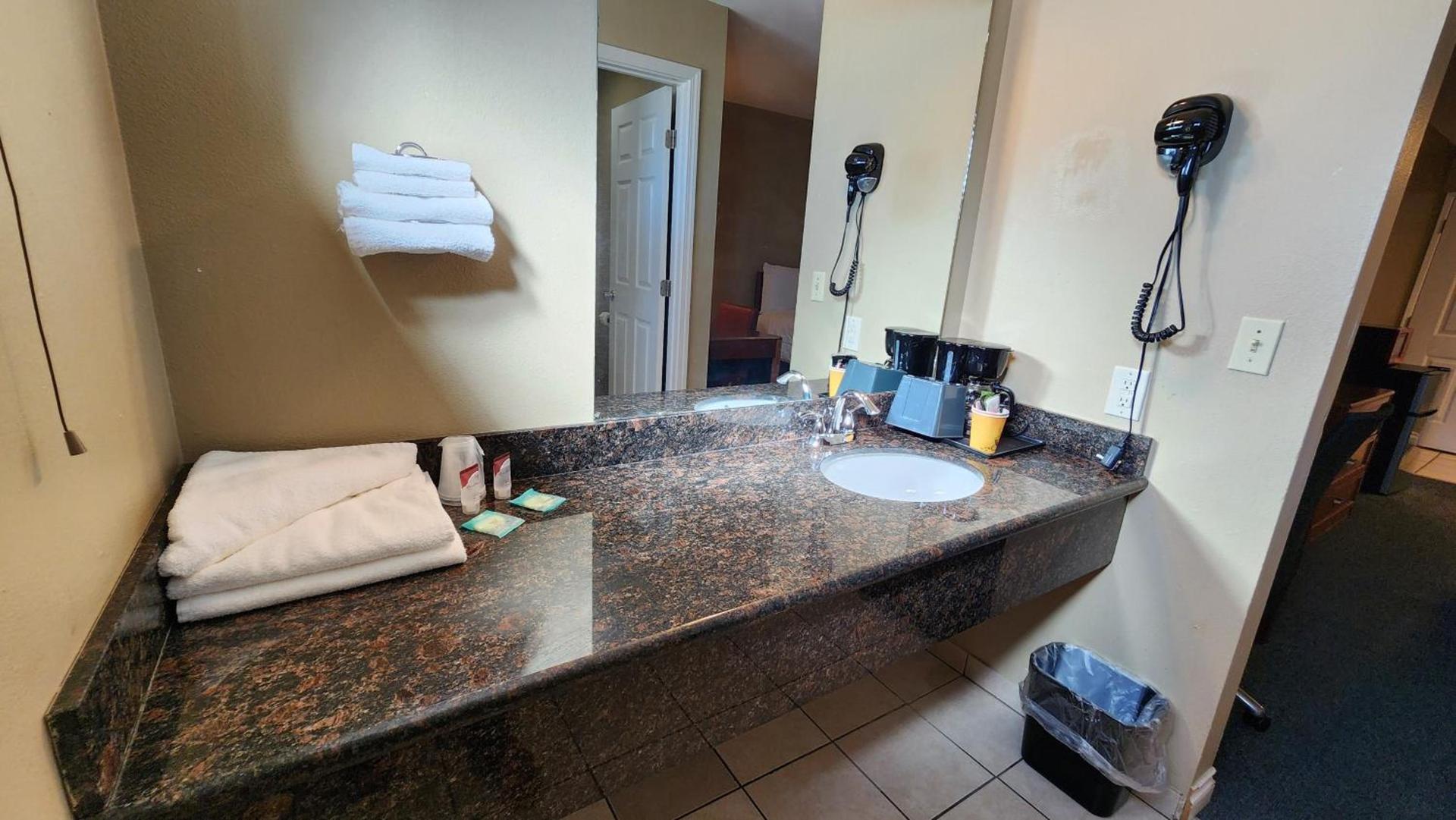 Welcome Everett Inn photo 12