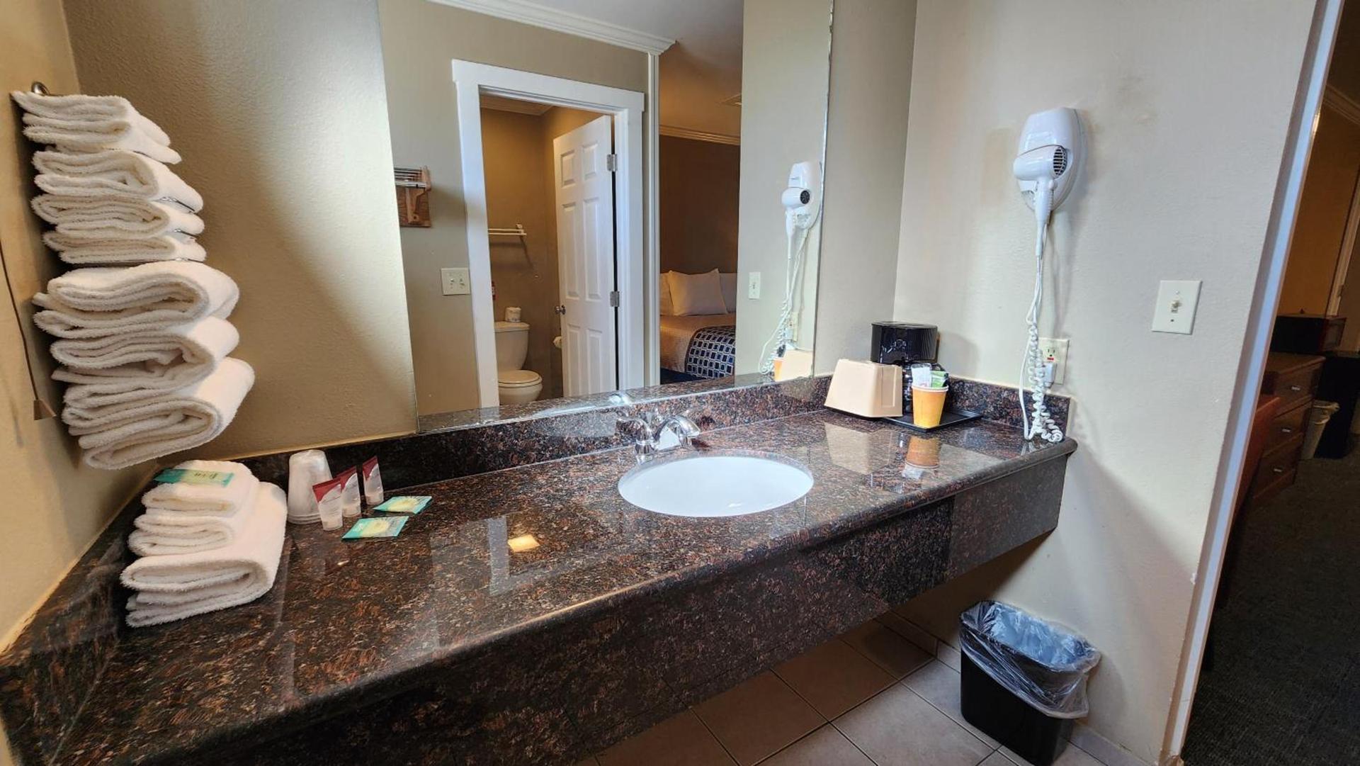 Welcome Everett Inn photo 17