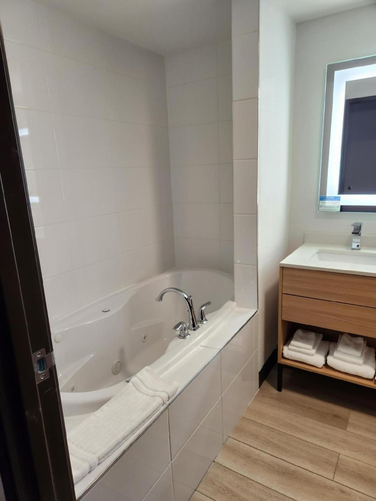 Comfort Suites Cheyenne photo 34