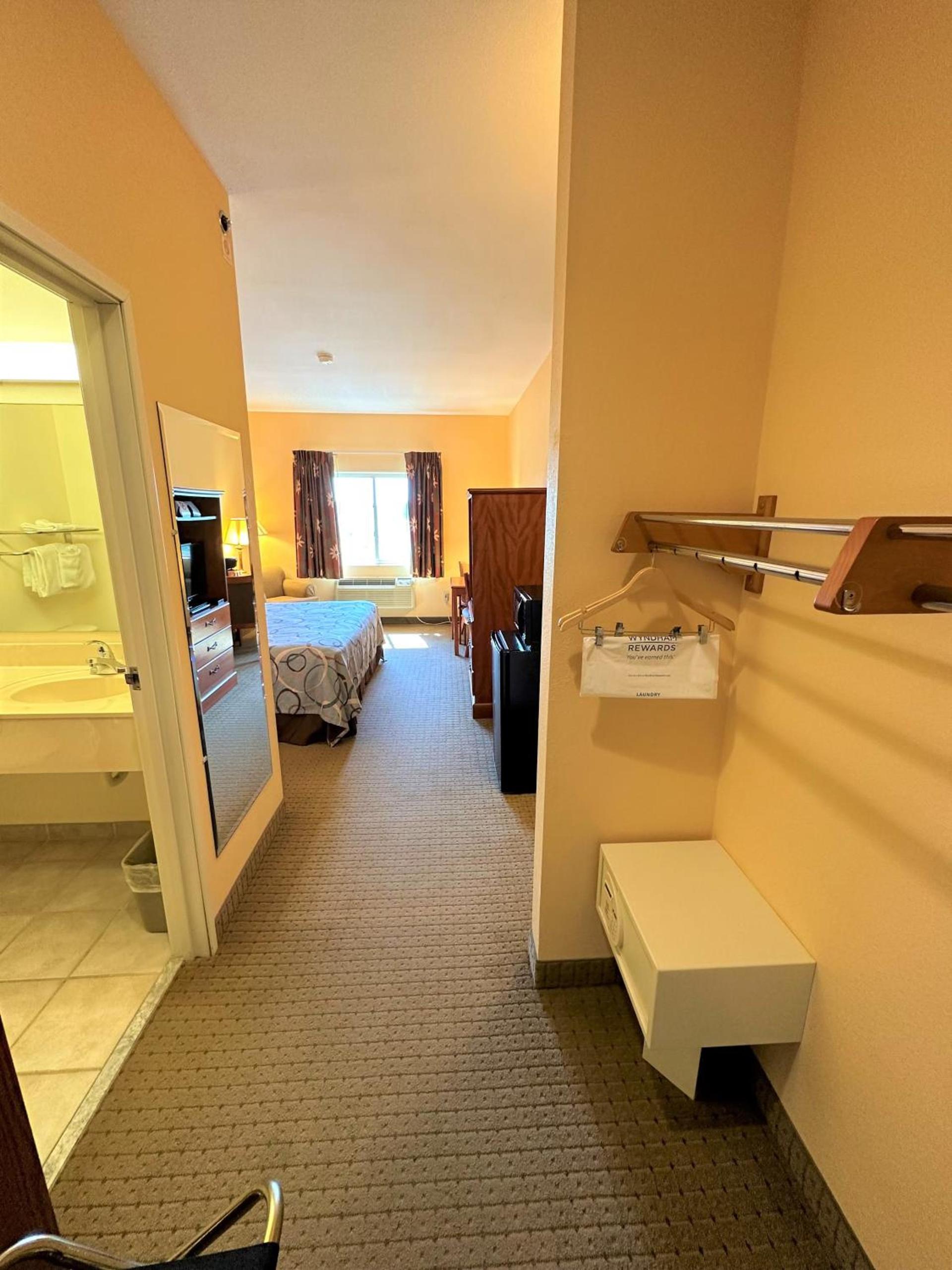 Super 8 by Wyndham Topeka at Forbes Landing photo 36