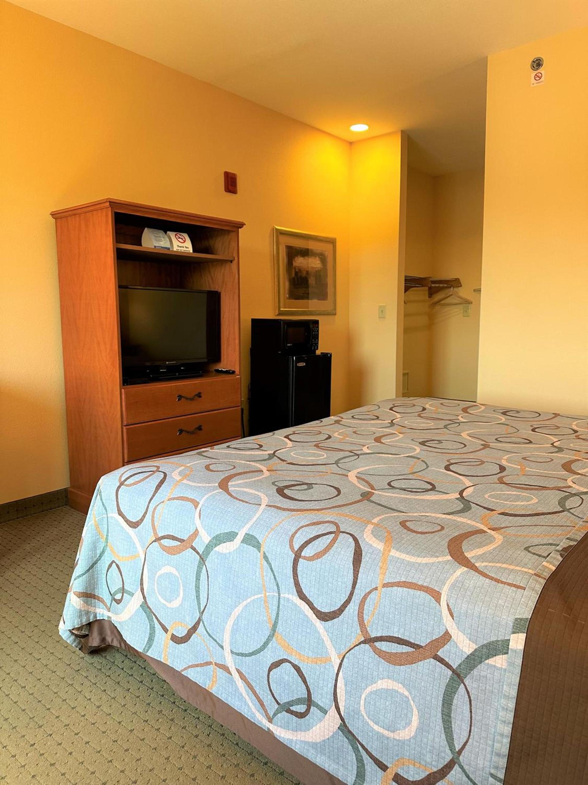 Super 8 by Wyndham Topeka at Forbes Landing photo 37