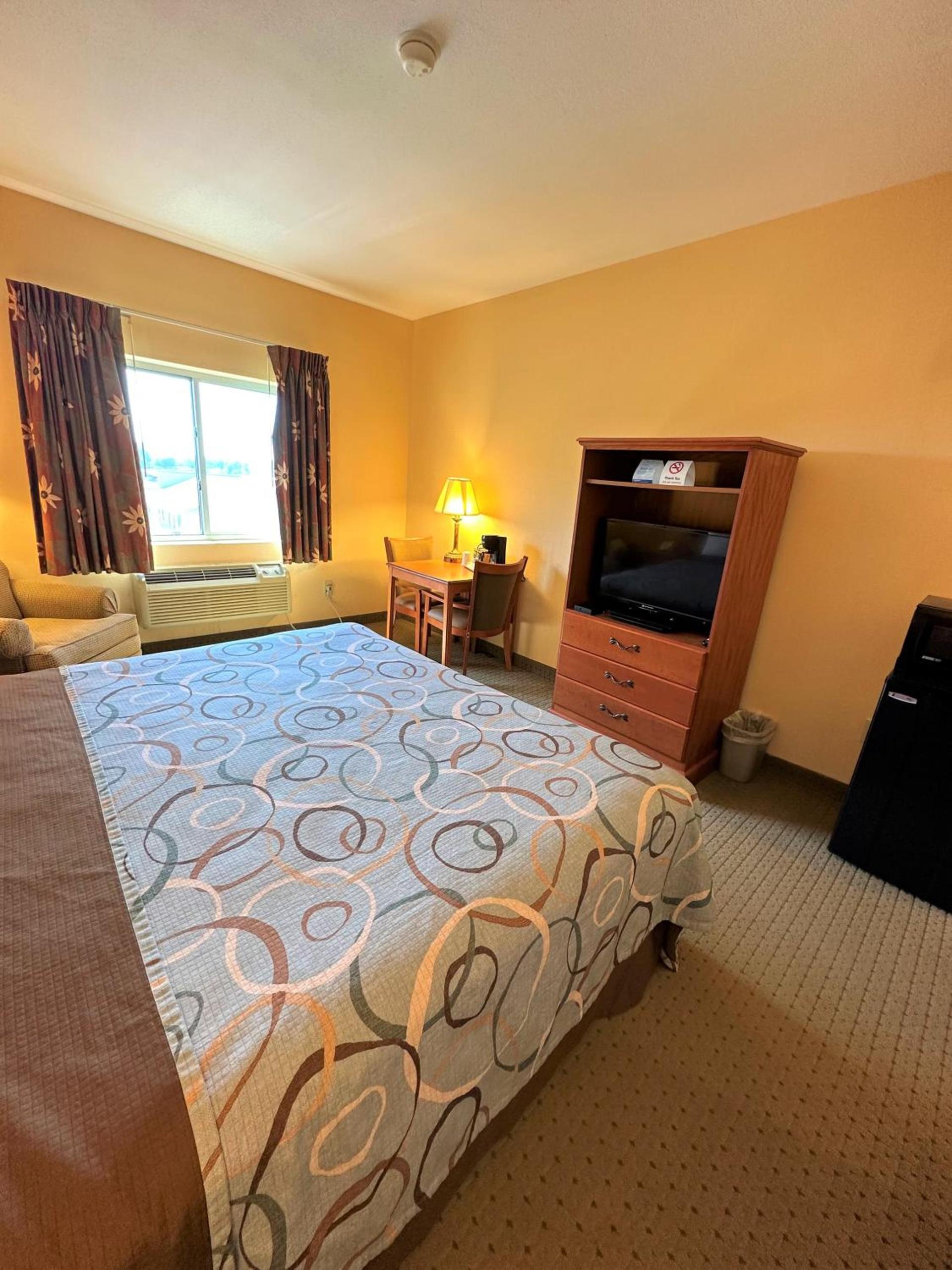 Super 8 by Wyndham Topeka at Forbes Landing photo 38