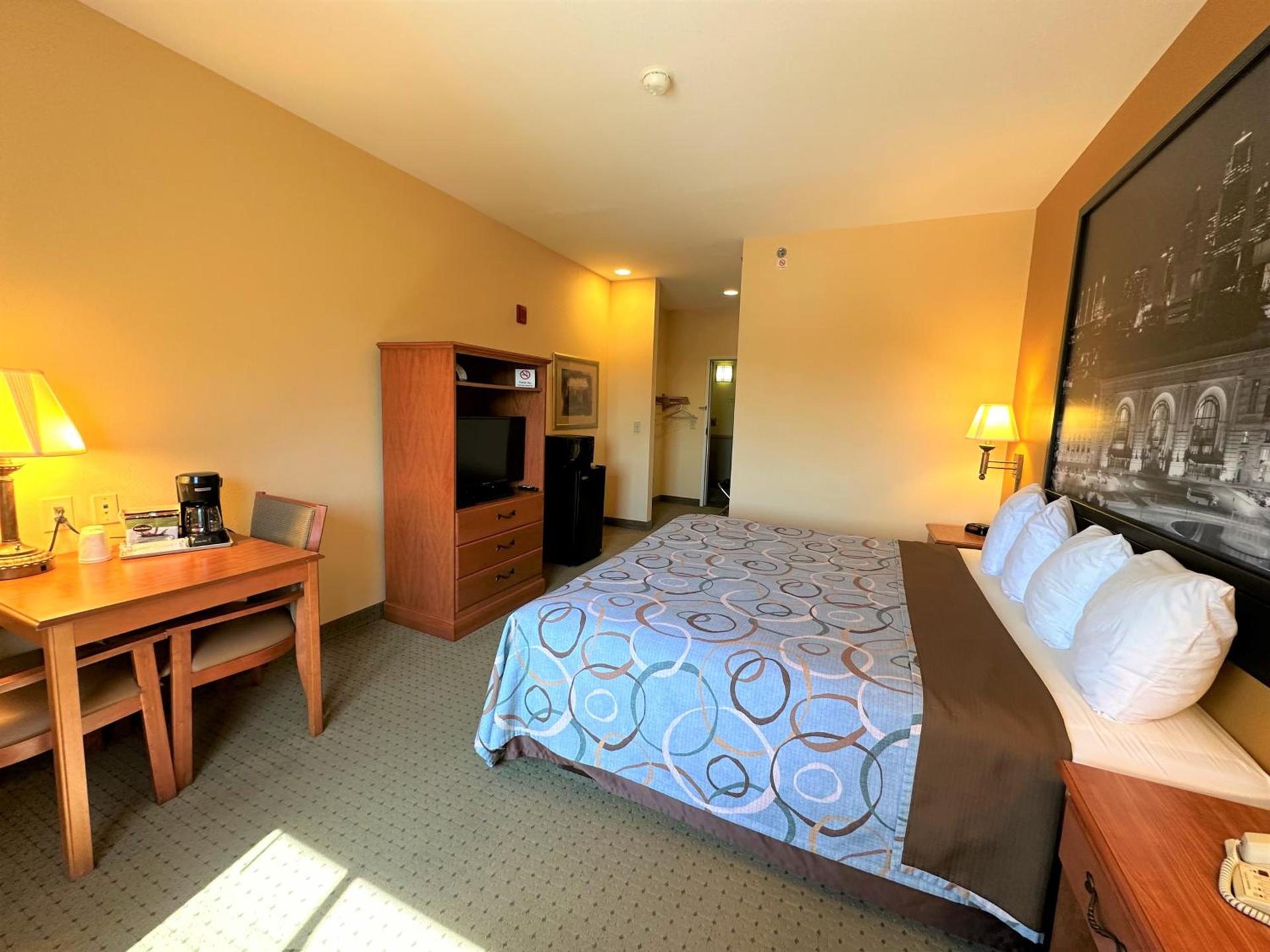 Super 8 by Wyndham Topeka at Forbes Landing photo 39