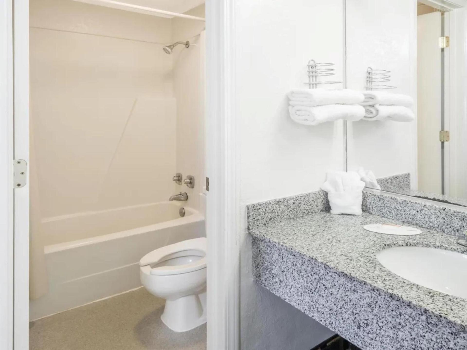 Hilliard Motor Lodge photo 14
