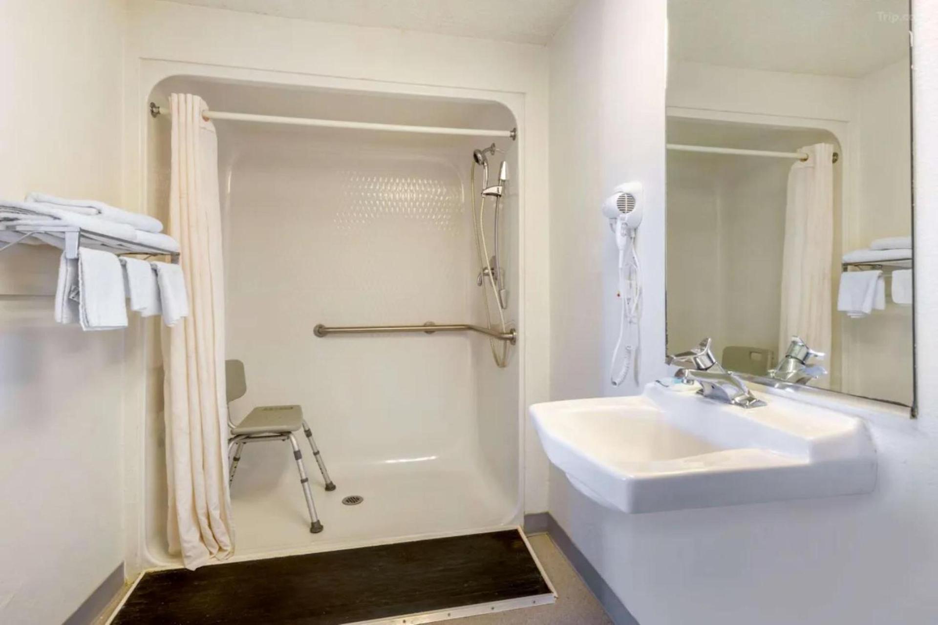 Hilliard Motor Lodge photo 17