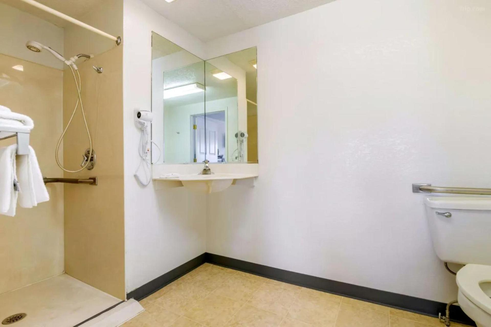 Hilliard Motor Lodge photo 18