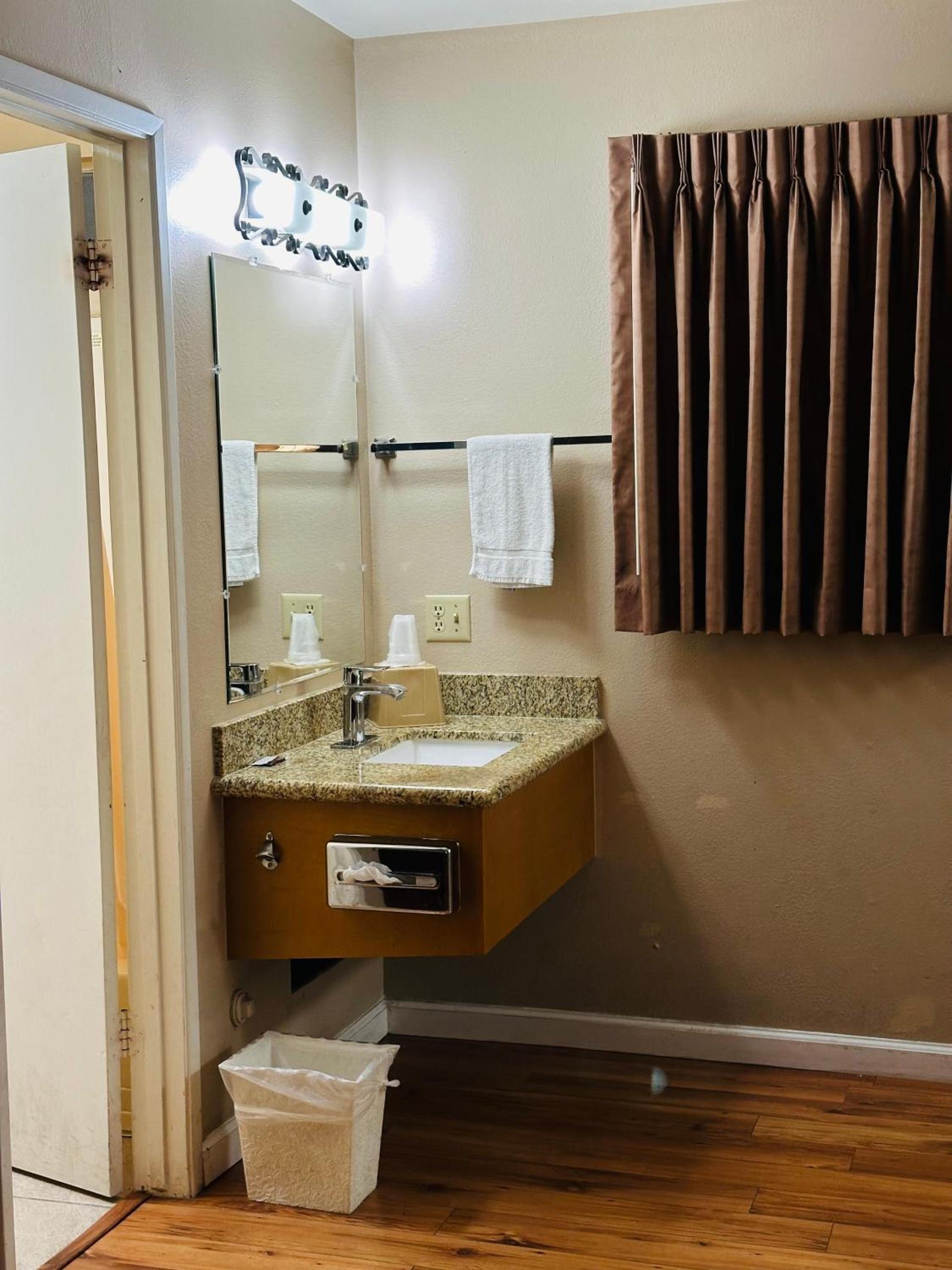 Franciscan Inn Motel photo 12