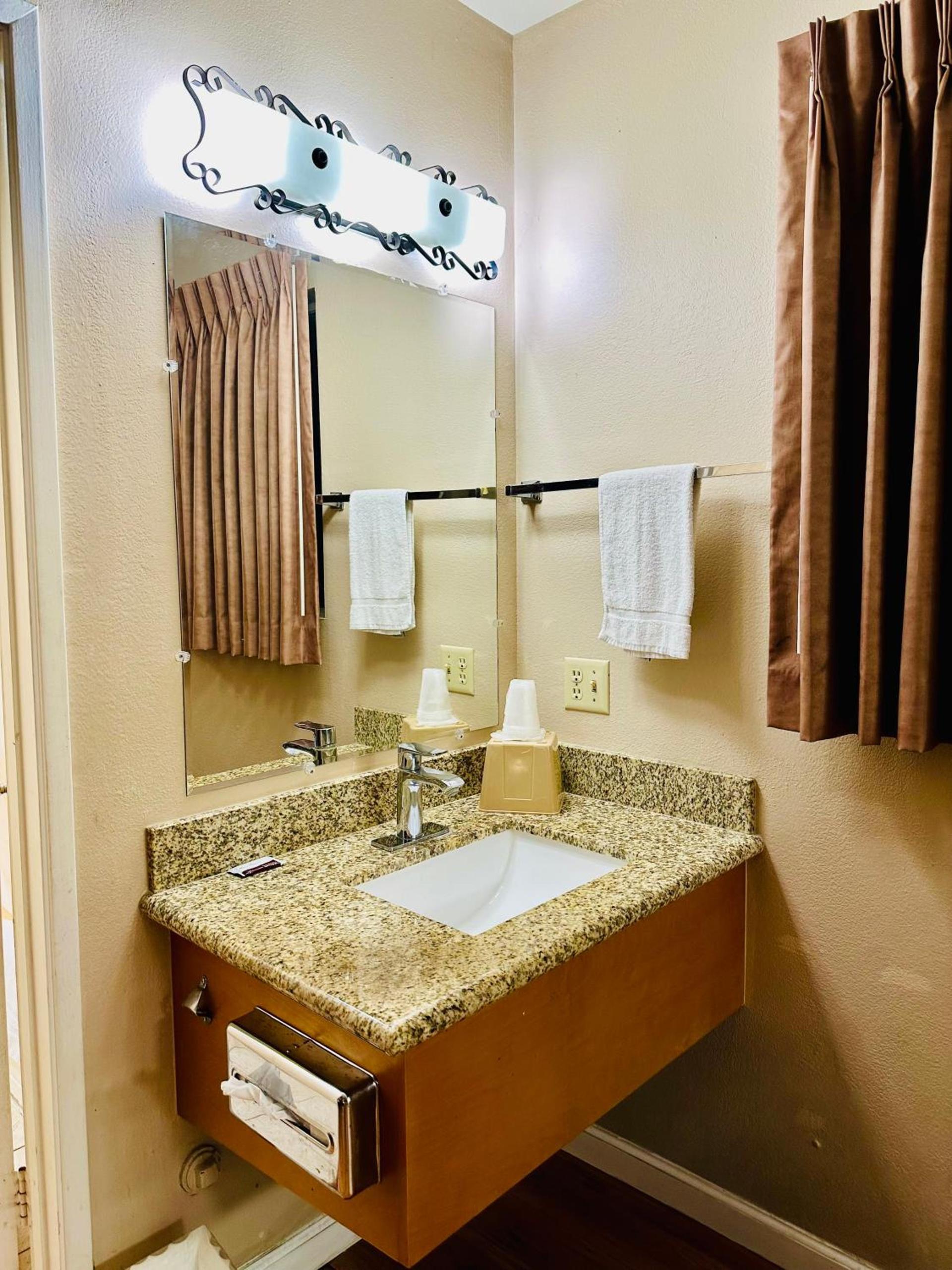Franciscan Inn Motel photo 16