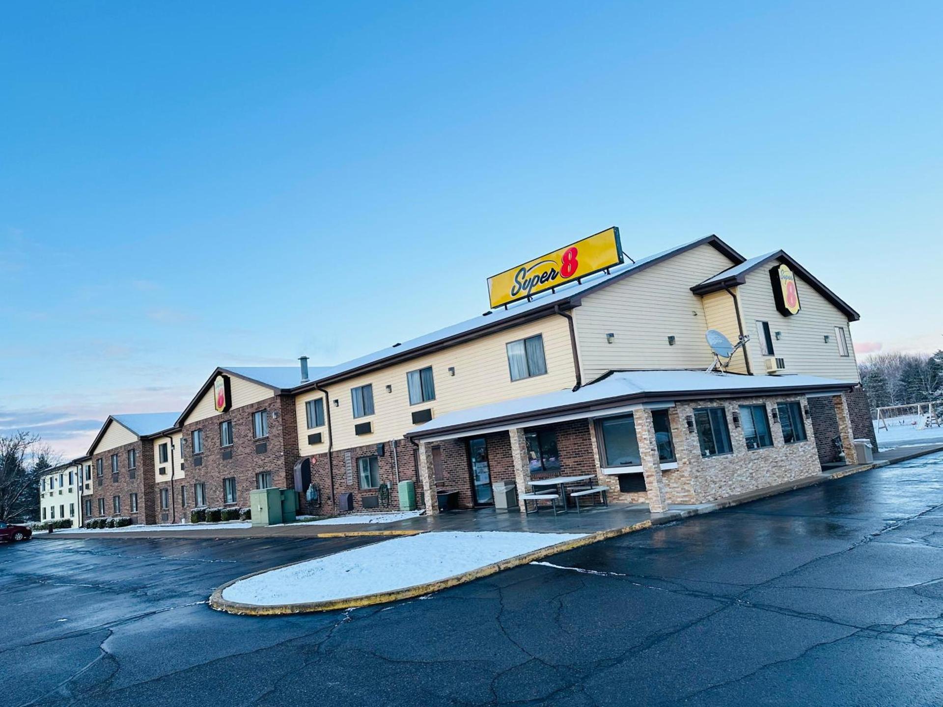 Super 8 by Wyndham Imlay City photo 1