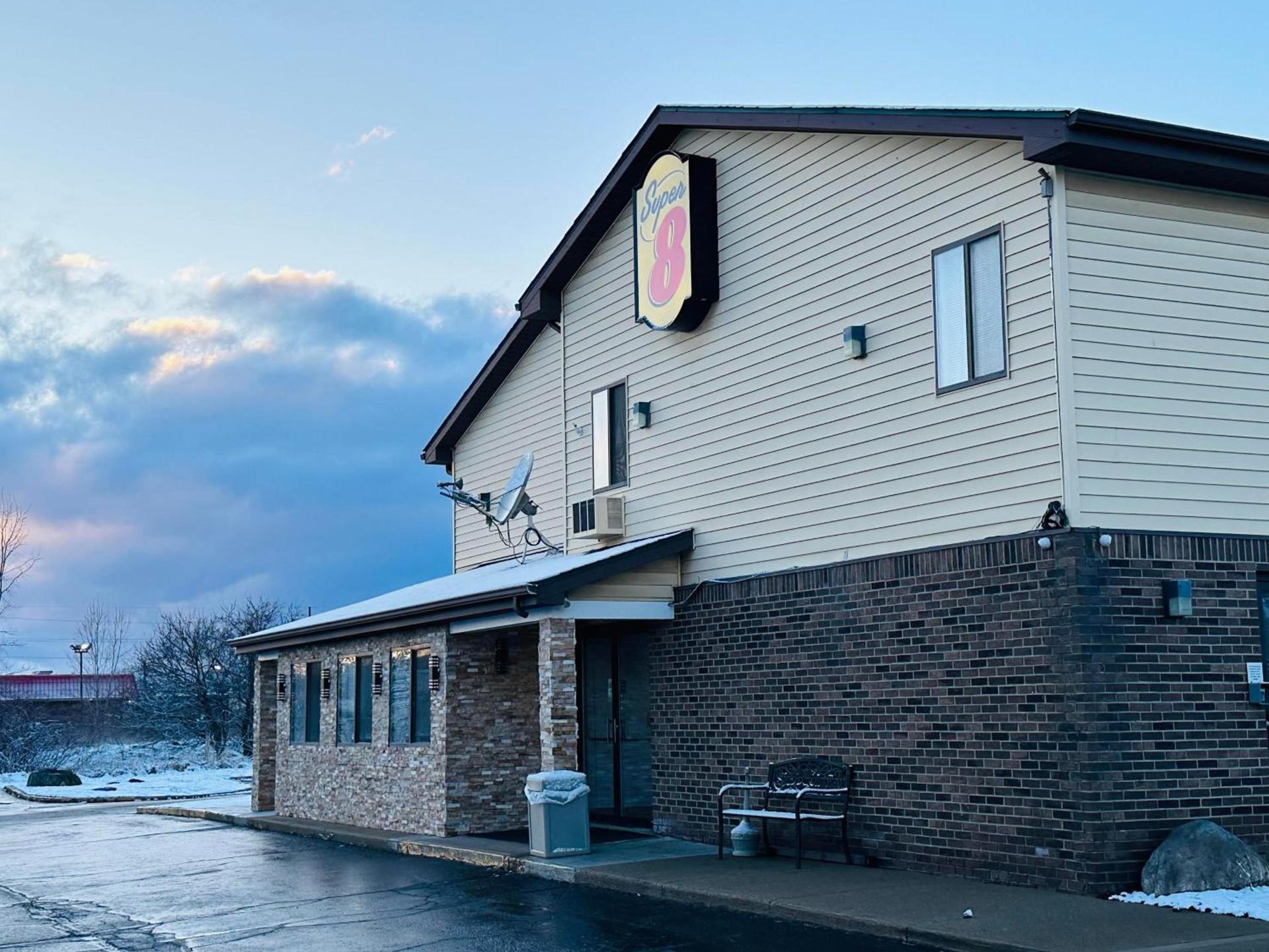 Super 8 by Wyndham Imlay City photo 21