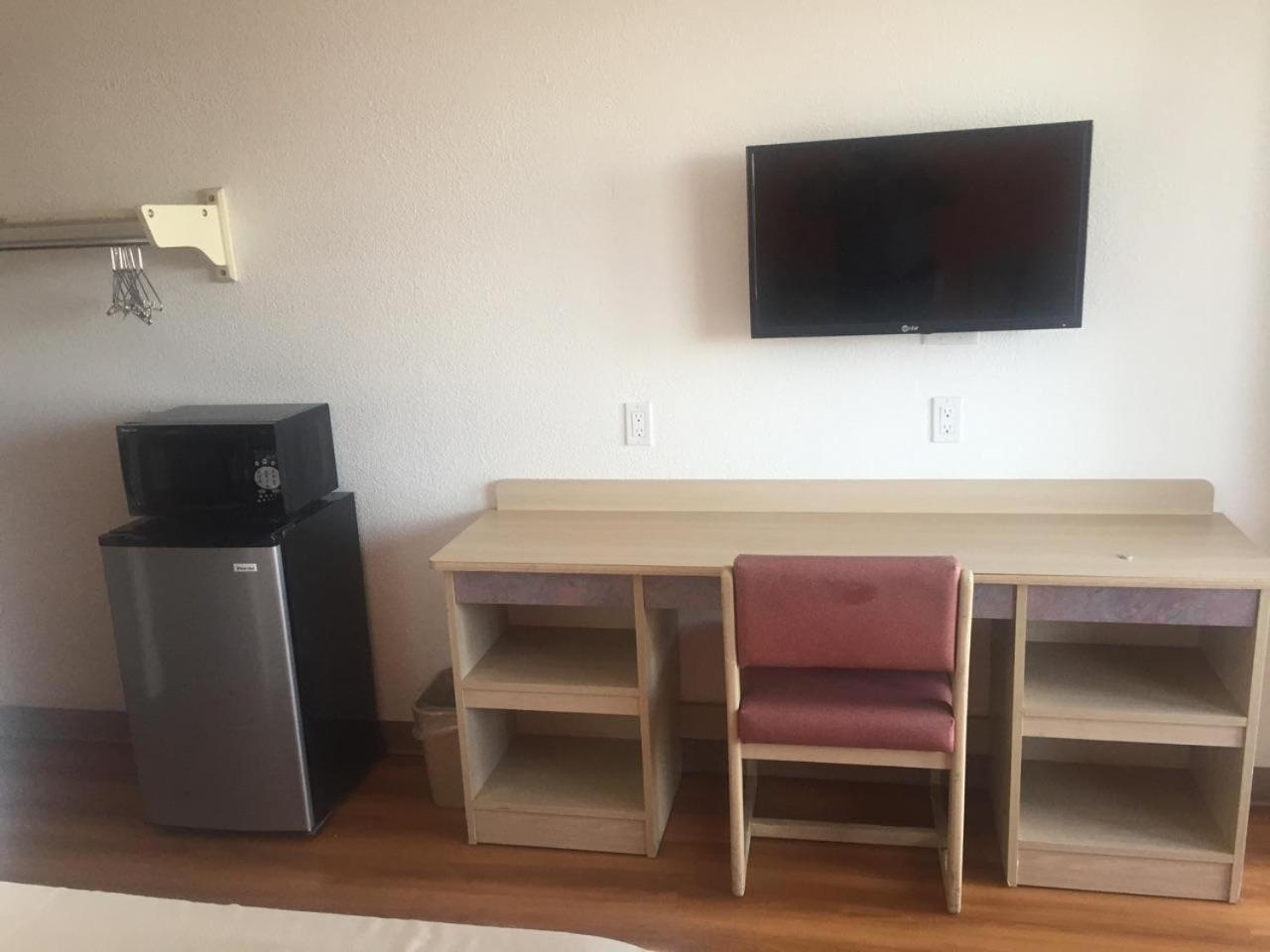 Motel 6 Lost Hills CA photo 35