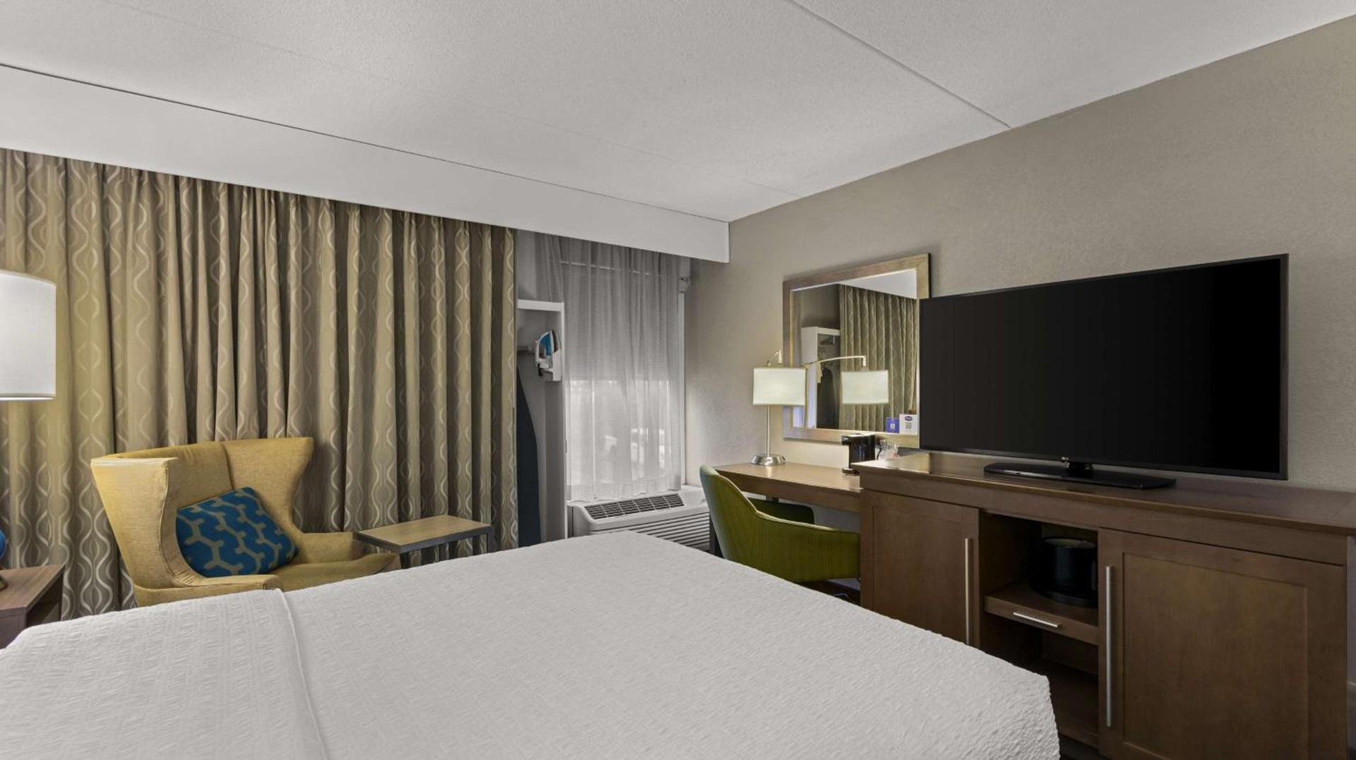 Hampton Inn Bloomington photo 4