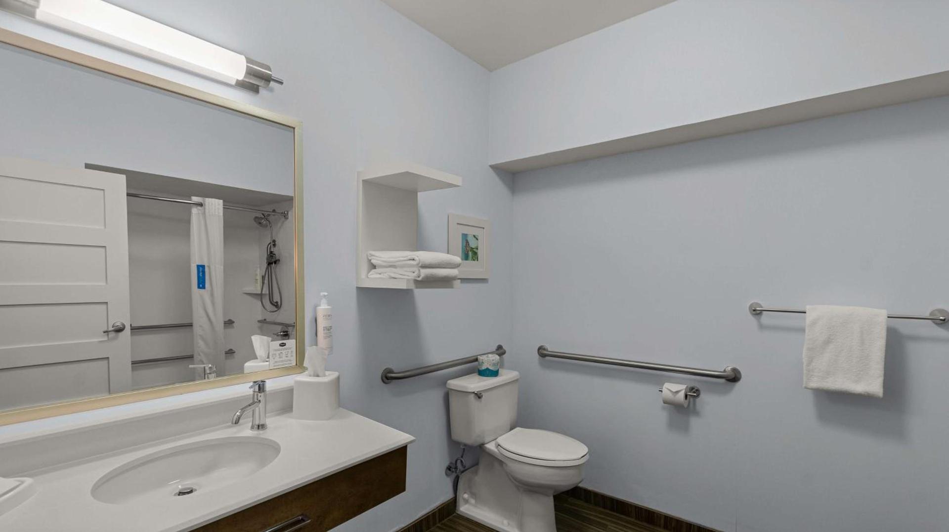 Hampton Inn Bloomington photo 9