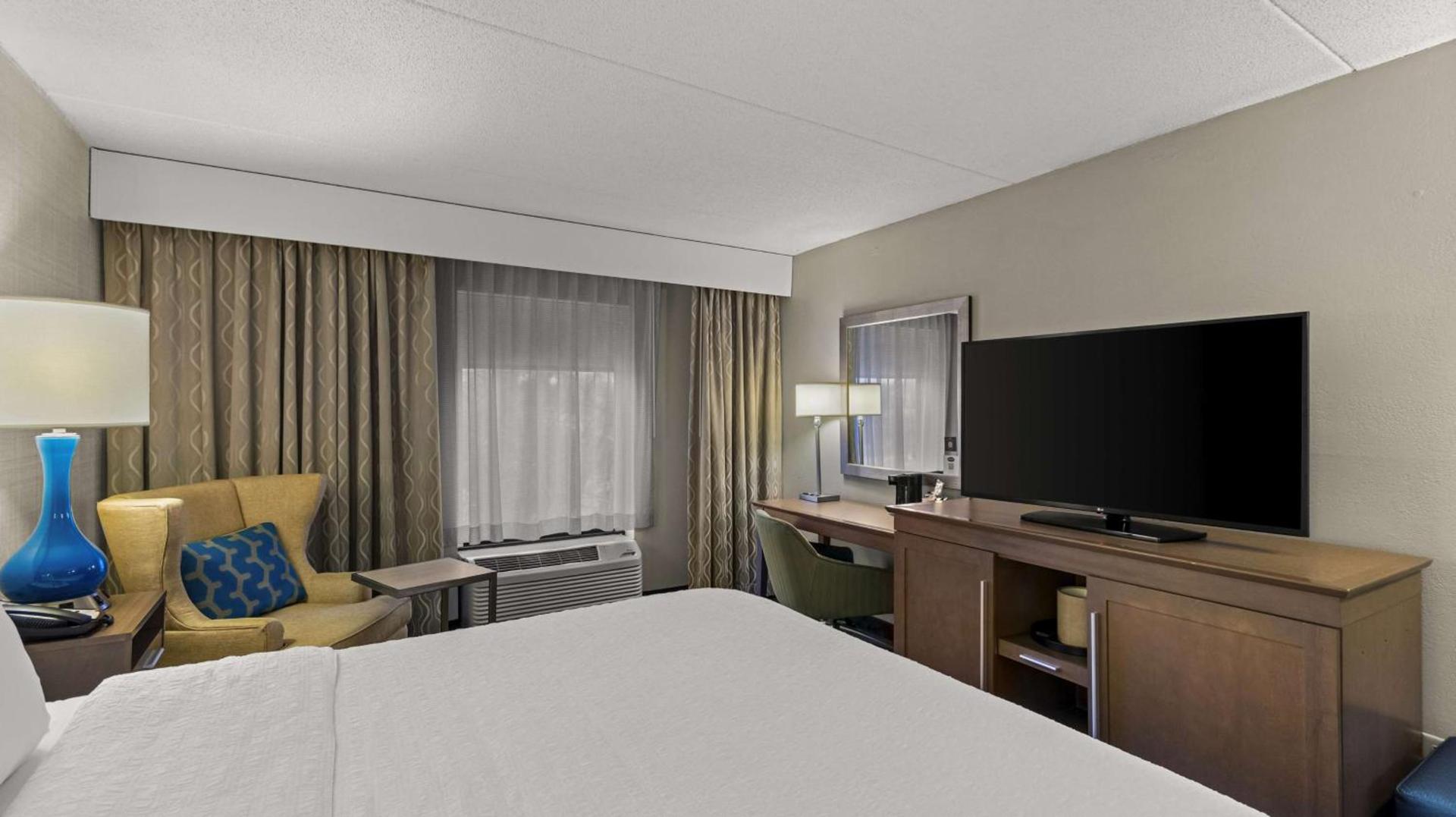 Hampton Inn Bloomington photo 8