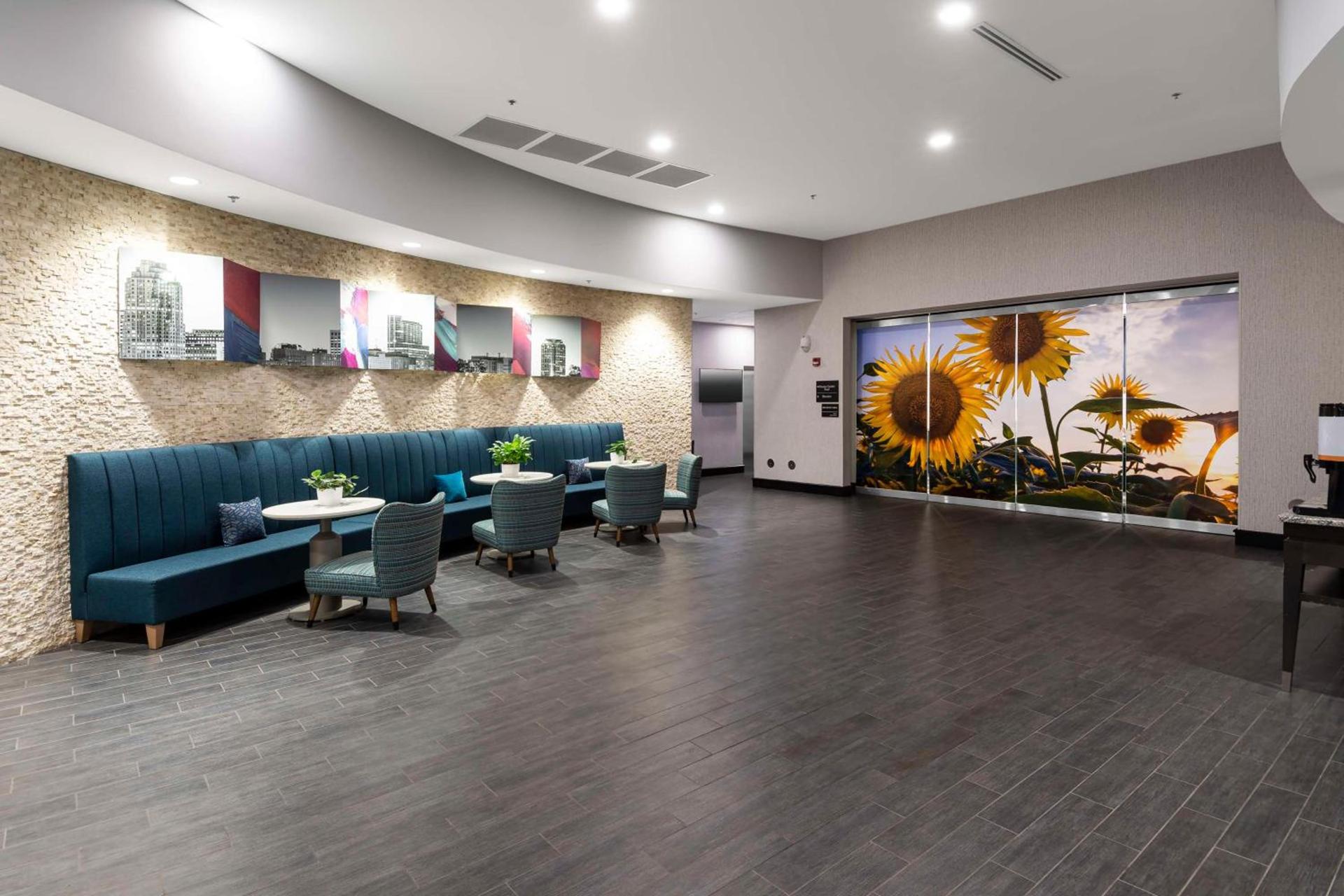 Hampton Inn & Suites - Raleigh Downtown photo 8