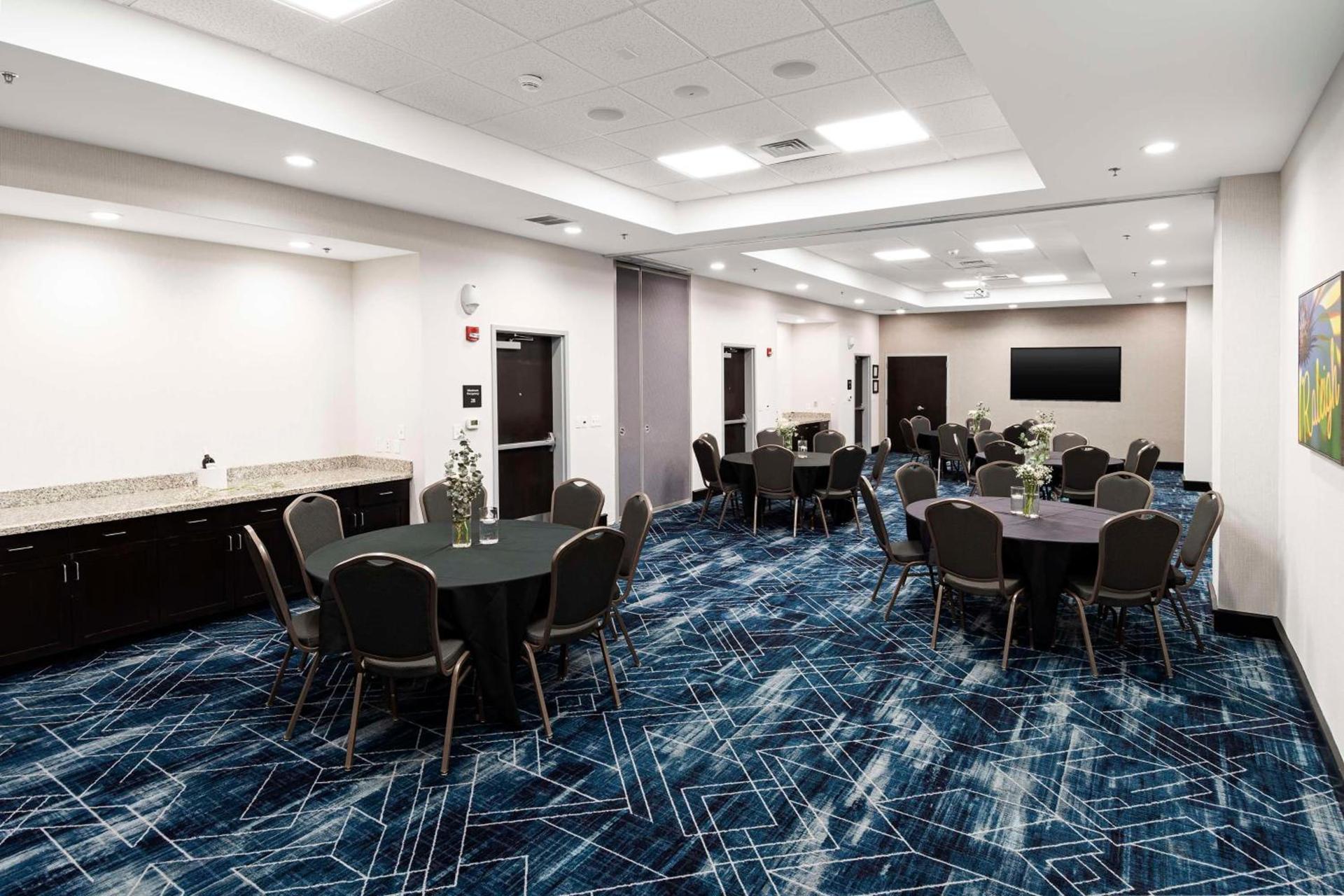 Hampton Inn & Suites - Raleigh Downtown photo 76
