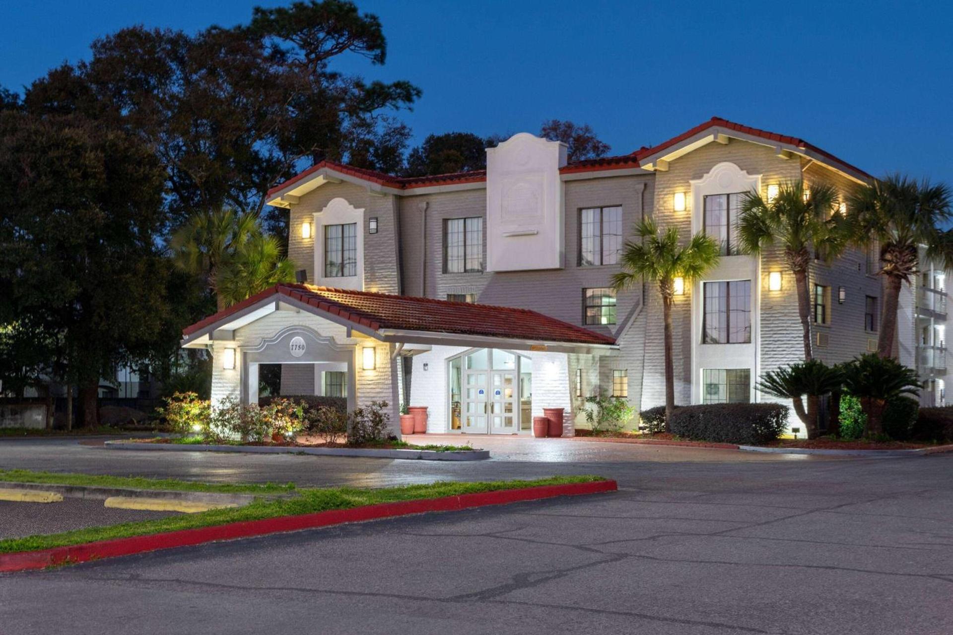 La Quinta Inn by Wyndham Pensacola — hotel in Pensacola
