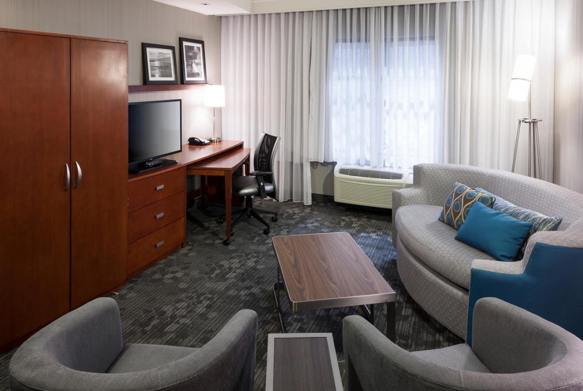 Courtyard by Marriott Santa Clarita Valencia photo 4